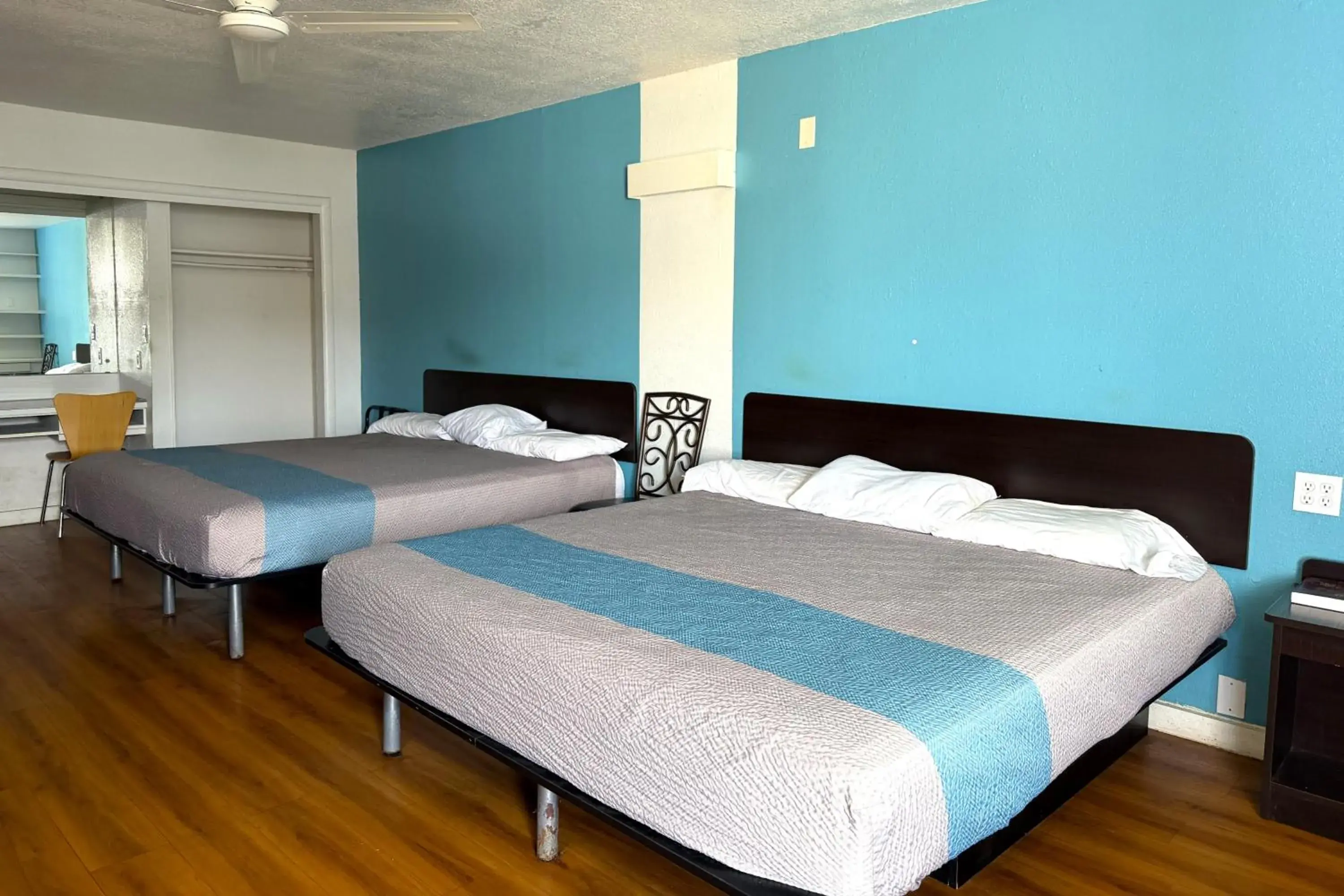 2 Queen Beds with Kitchenette Non-Smoking in Trade Wind Motel Jacksonville TX US 69 2 Queen Beds with Kitchenette Non-Smoking in Trade Wind Motel Jacksonville TX US 69