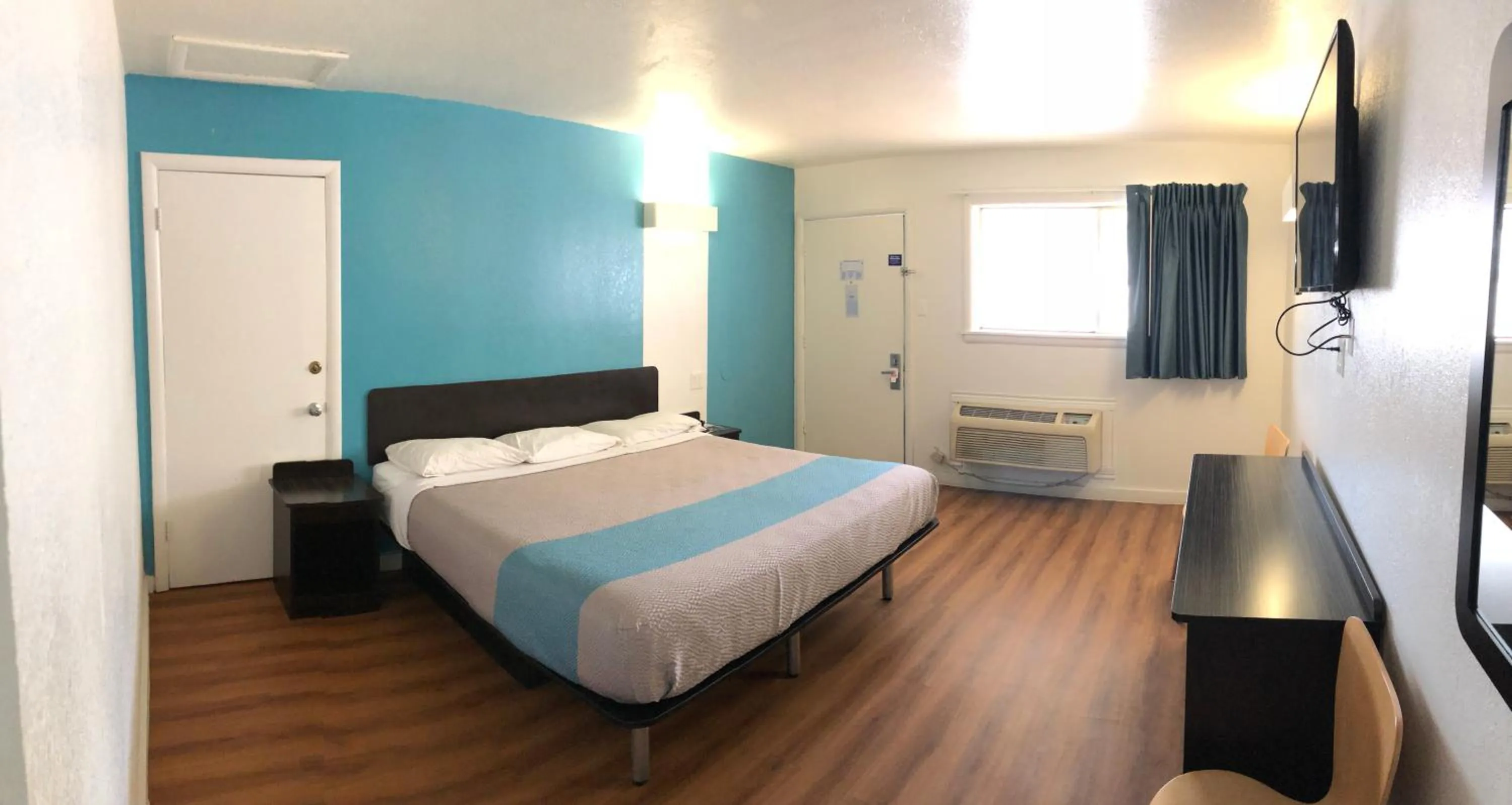 Bed in Trade Wind Motel