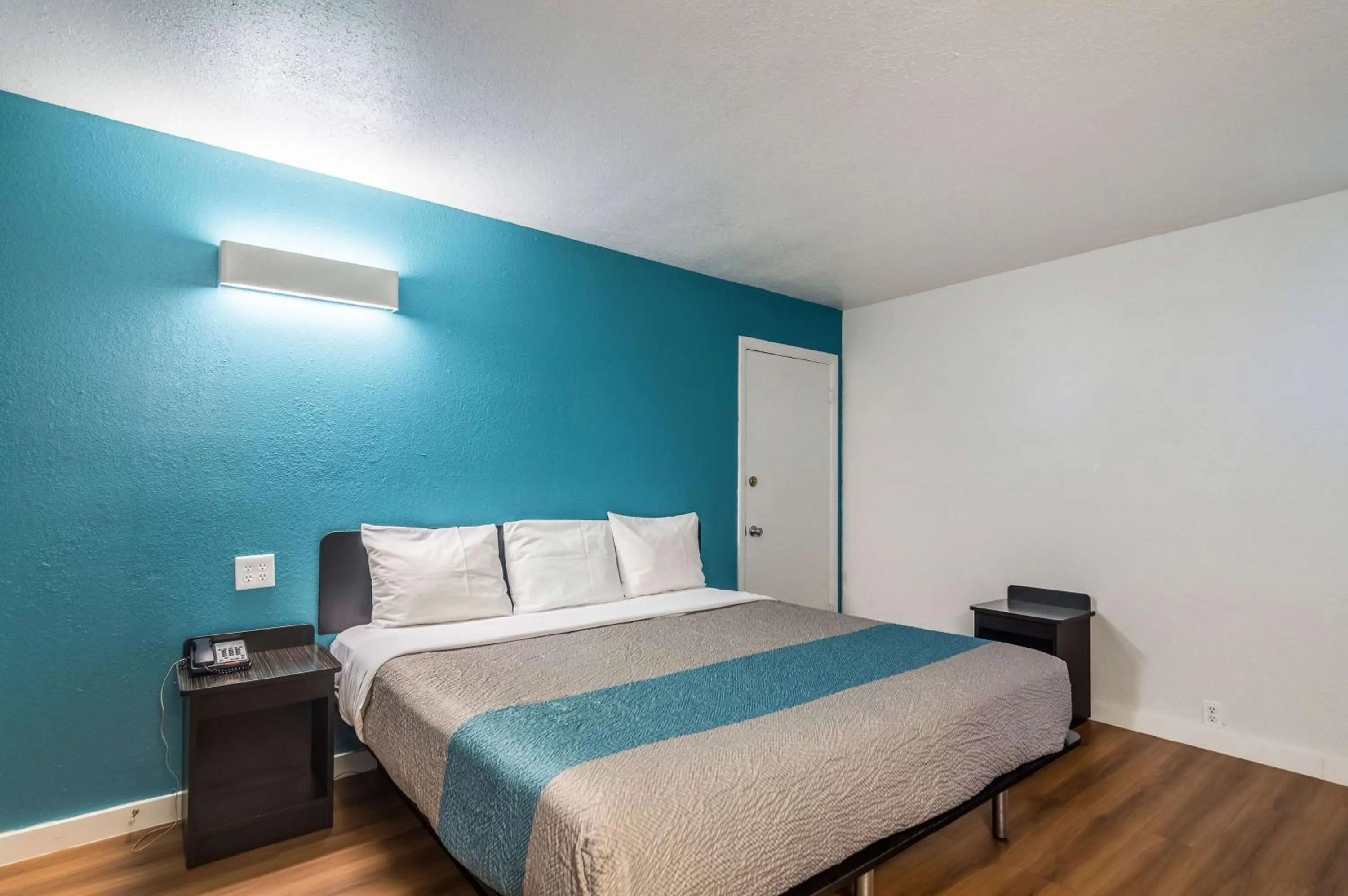 Photo of the whole room, Bed in Trade Wind Motel