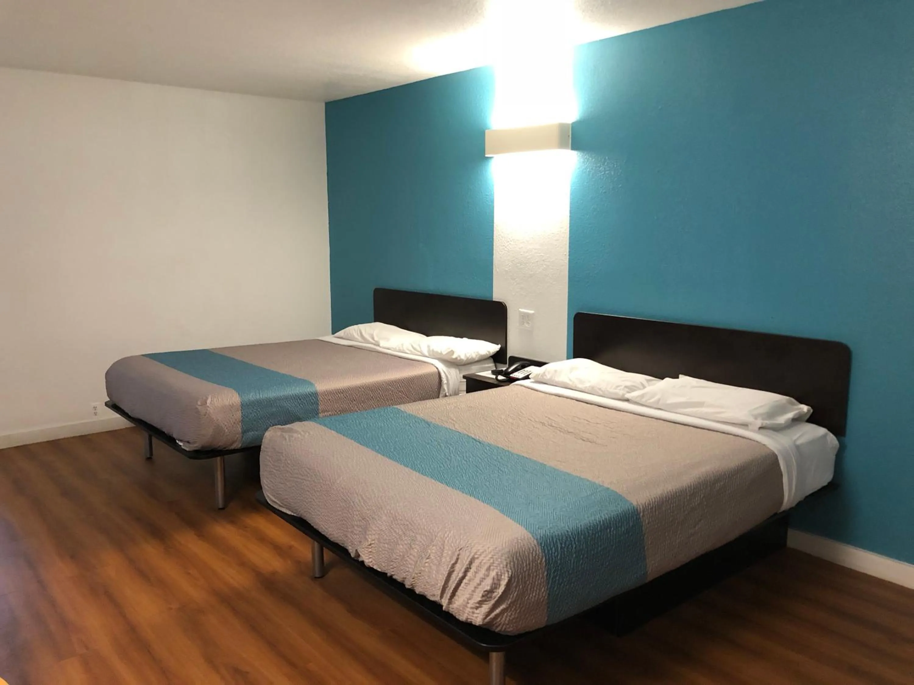 Bed in Trade Wind Motel