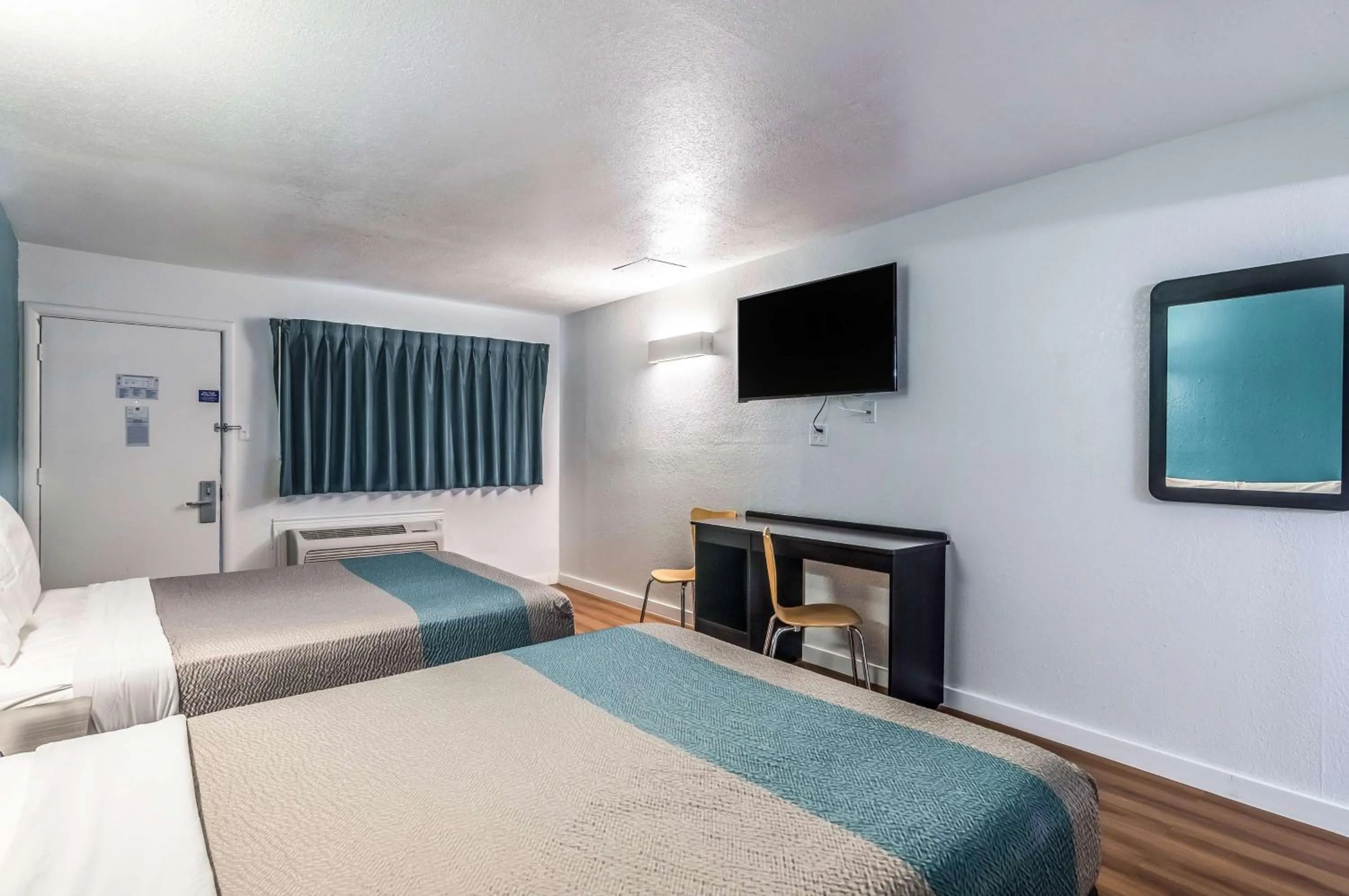 Photo of the whole room, Bed in Trade Wind Motel