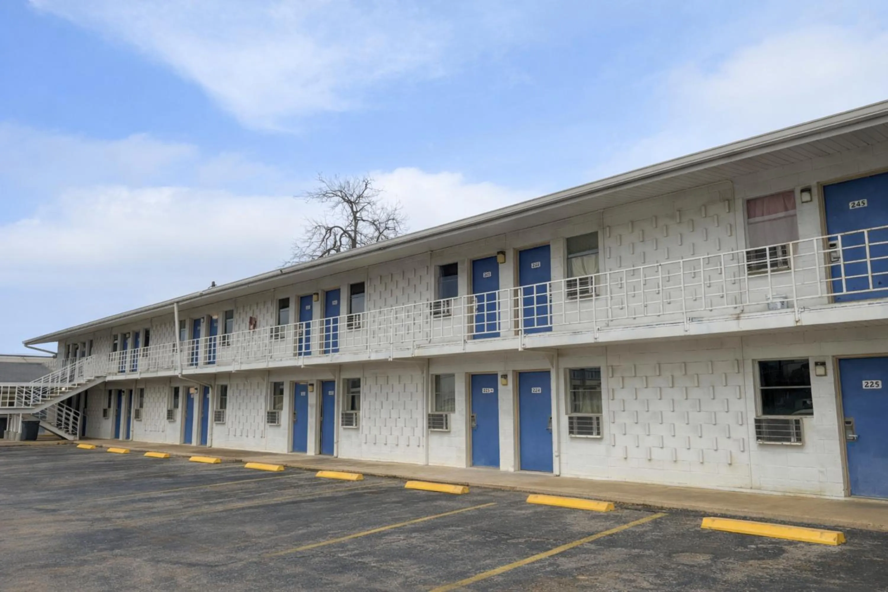 Parking in Trade Wind Motel Jacksonville TX US 69