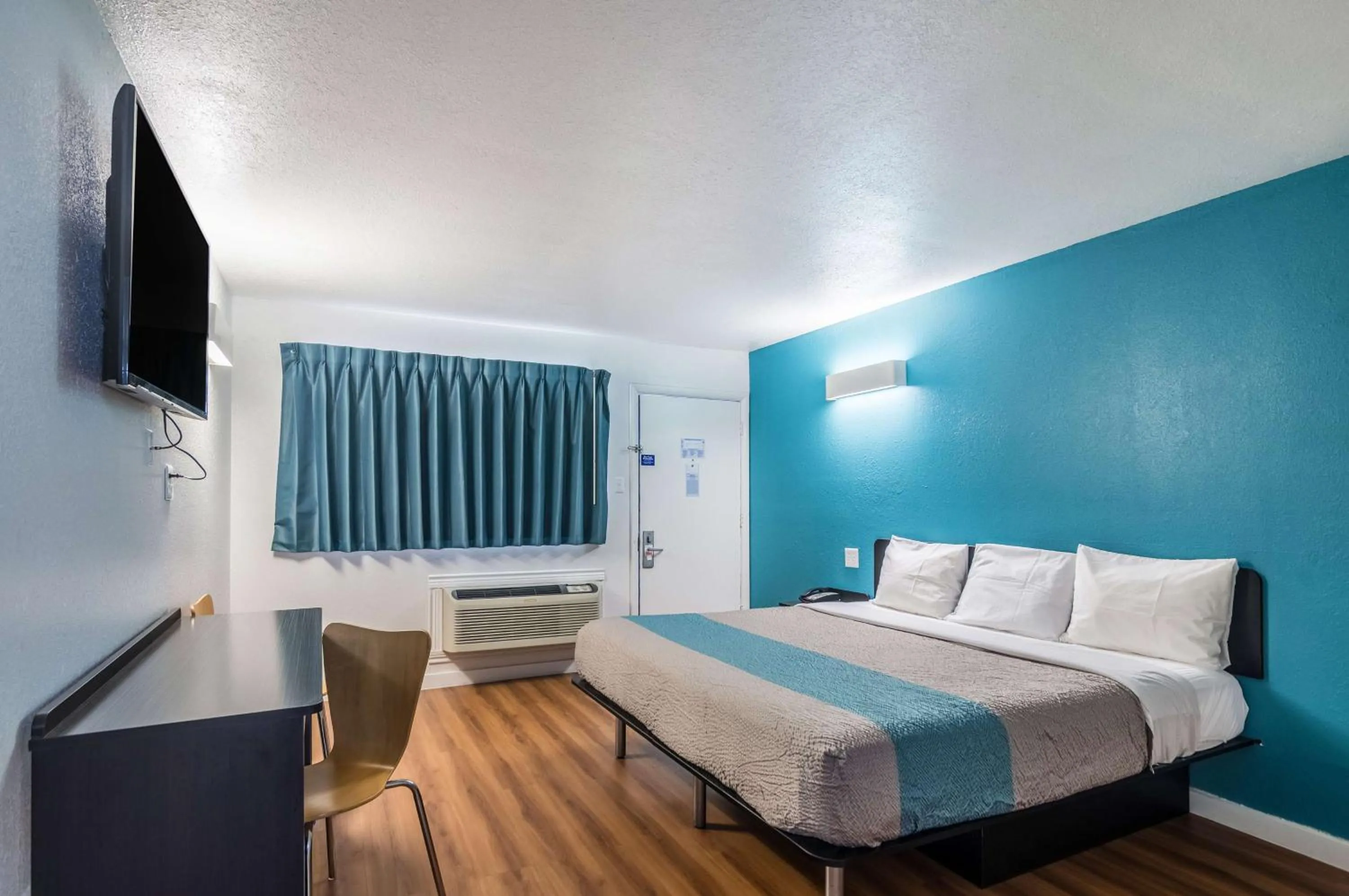 Photo of the whole room, Bed in Trade Wind Motel