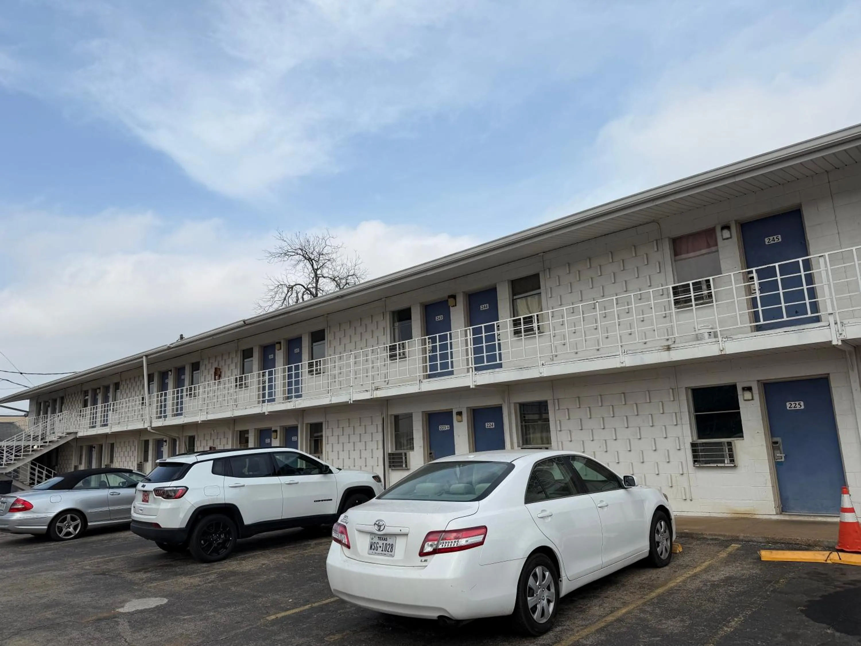 Parking in Trade Wind Motel Jacksonville TX US 69