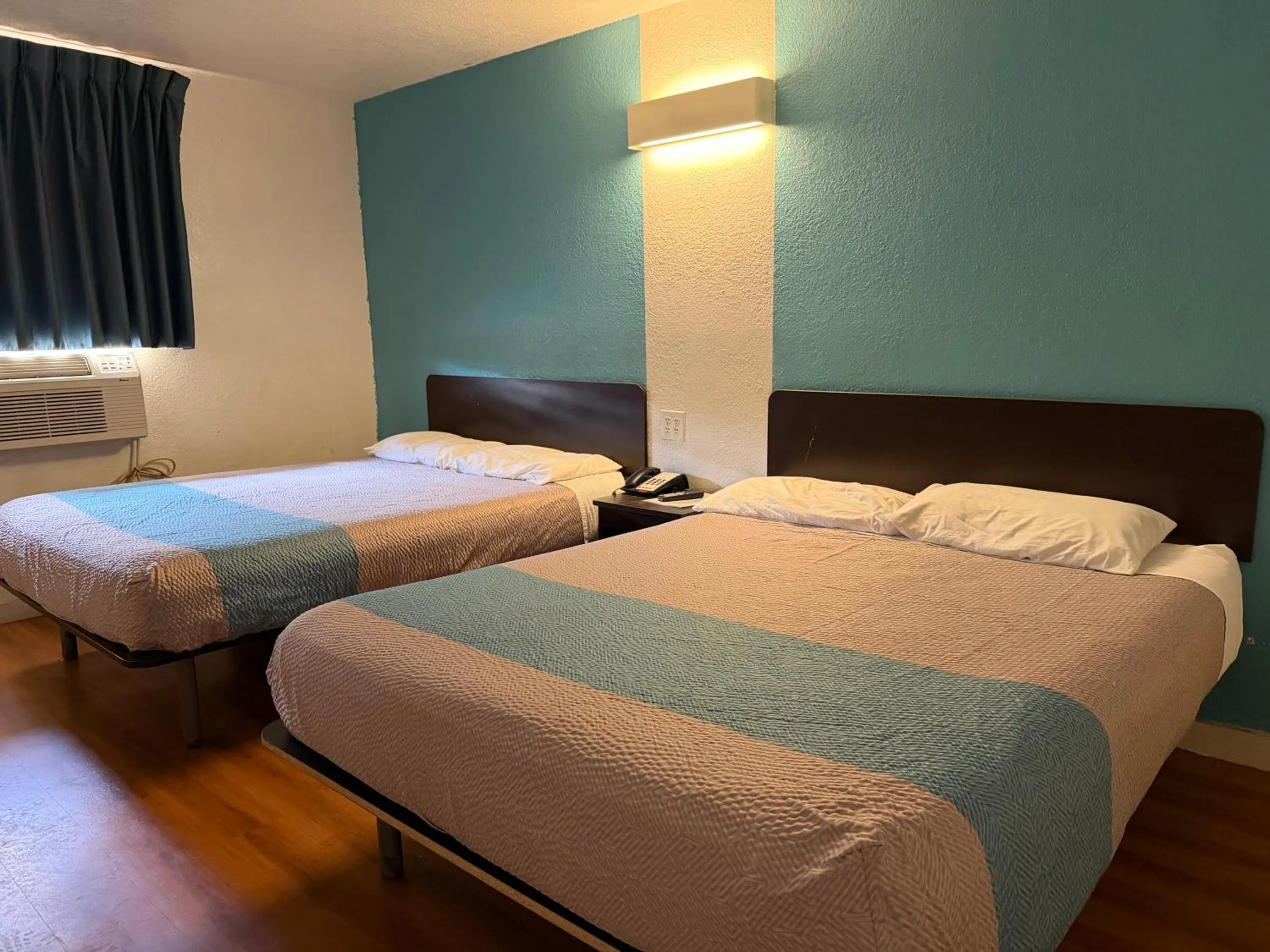 Bedroom, Bed in Trade Wind Motel Jacksonville TX US 69