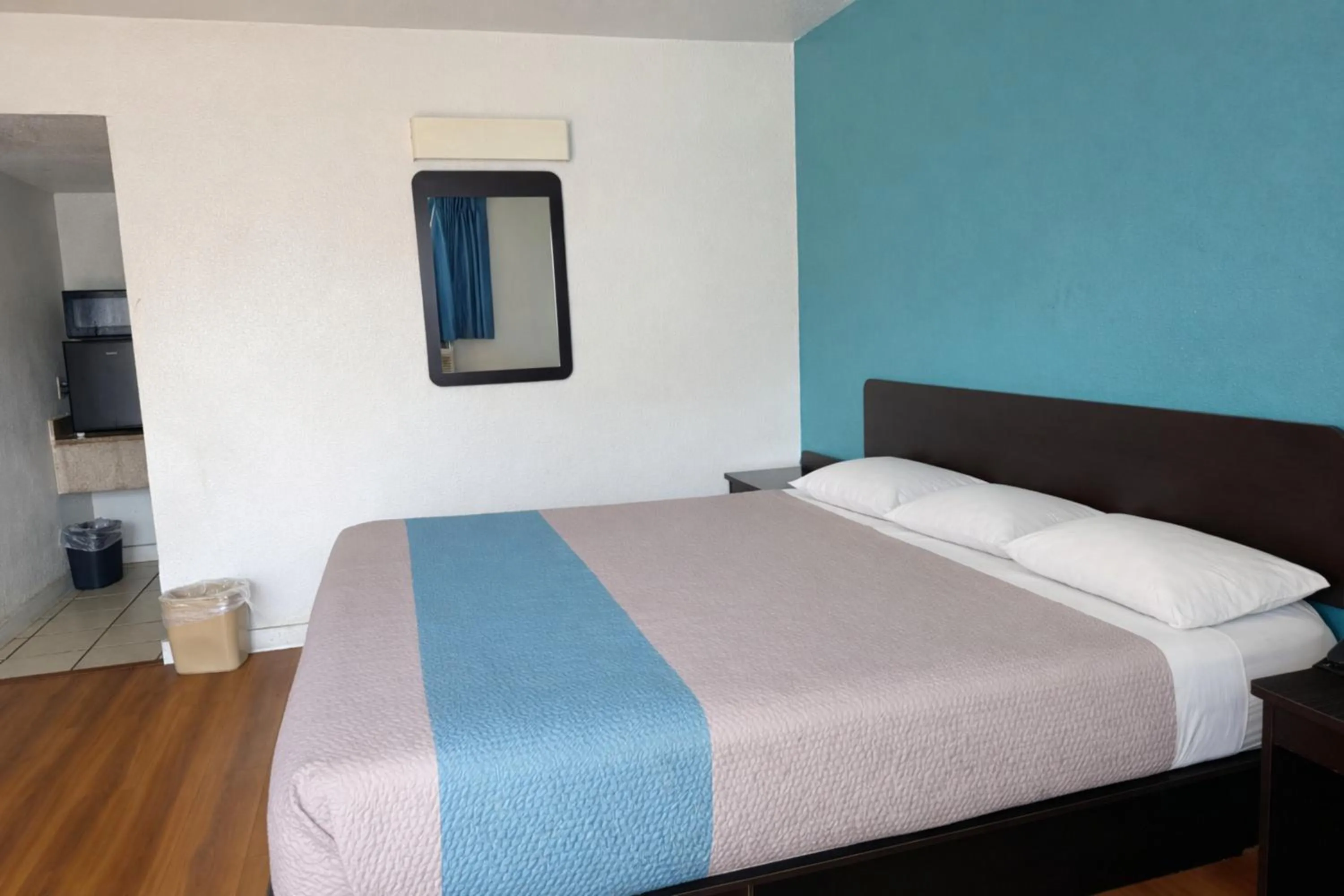 Bedroom, Bed in Trade Wind Motel Jacksonville TX US 69