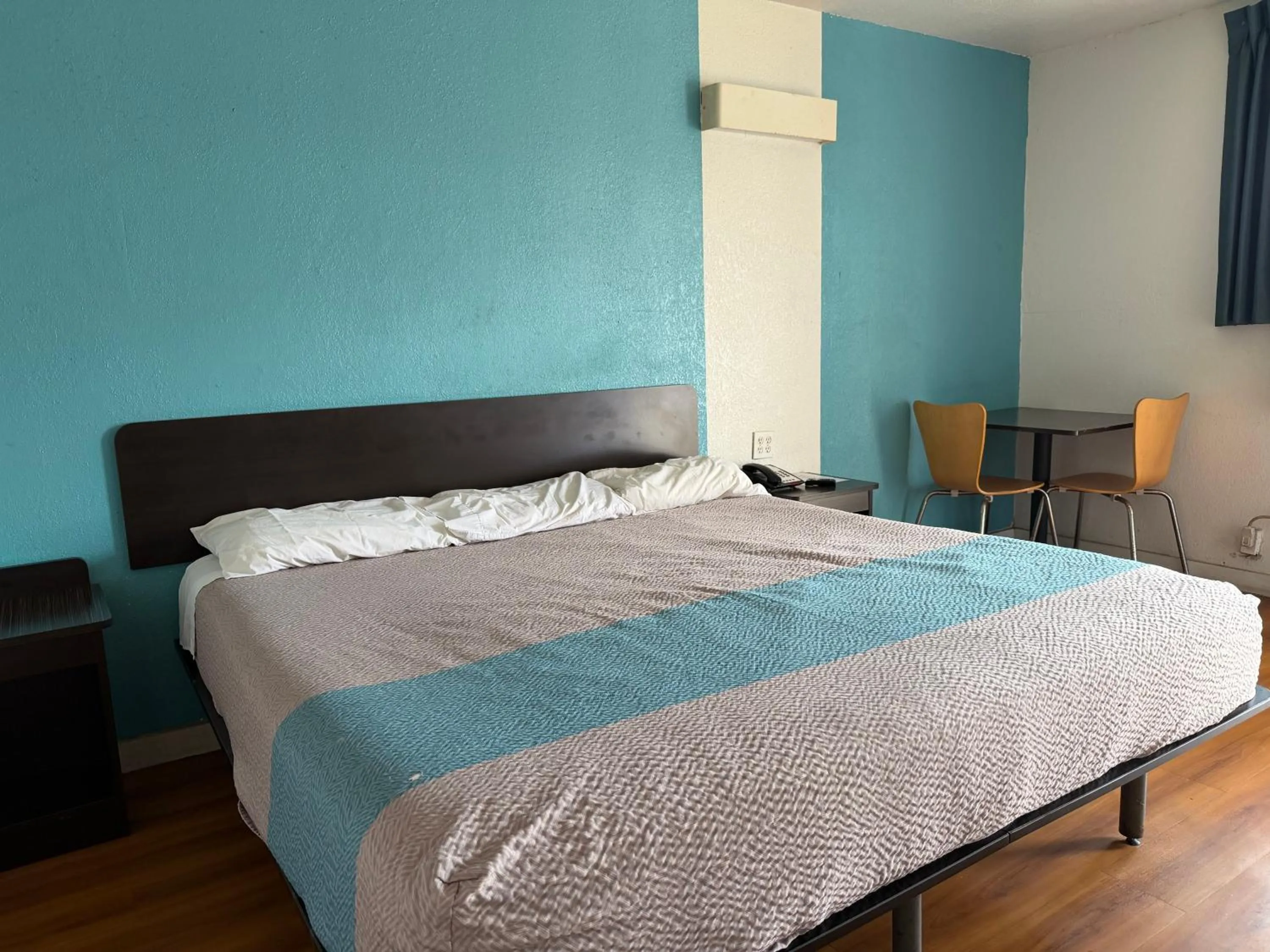 Bedroom, Bed in Trade Wind Motel Jacksonville TX US 69