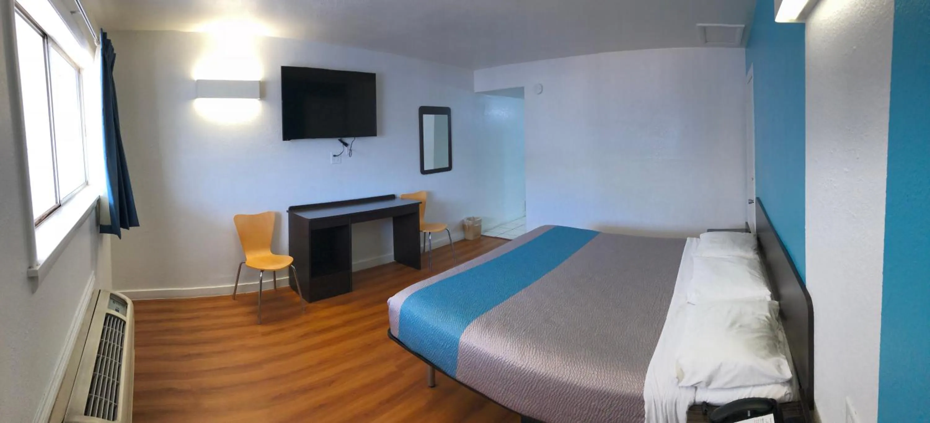 Bed in Trade Wind Motel