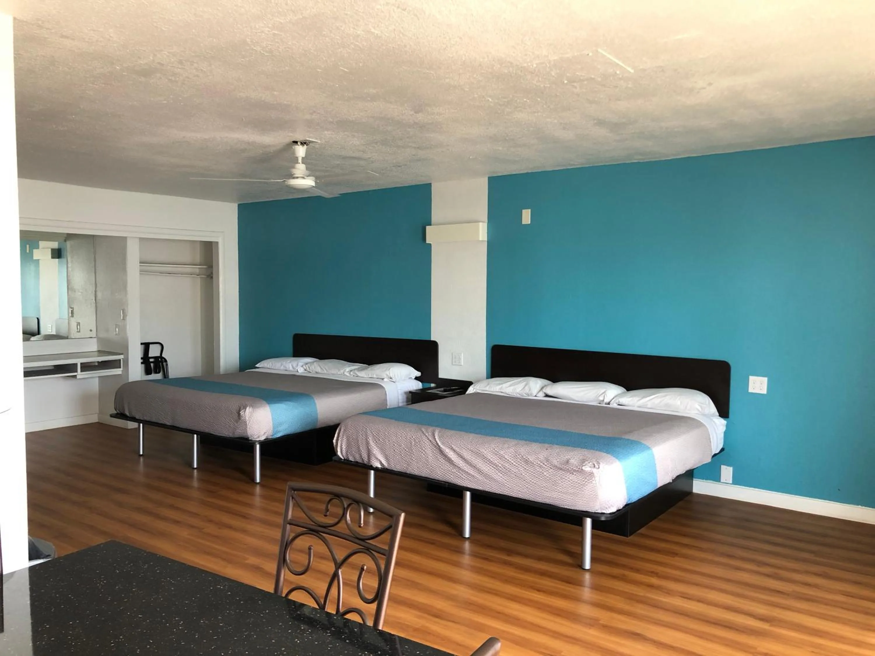 Bed in Trade Wind Motel