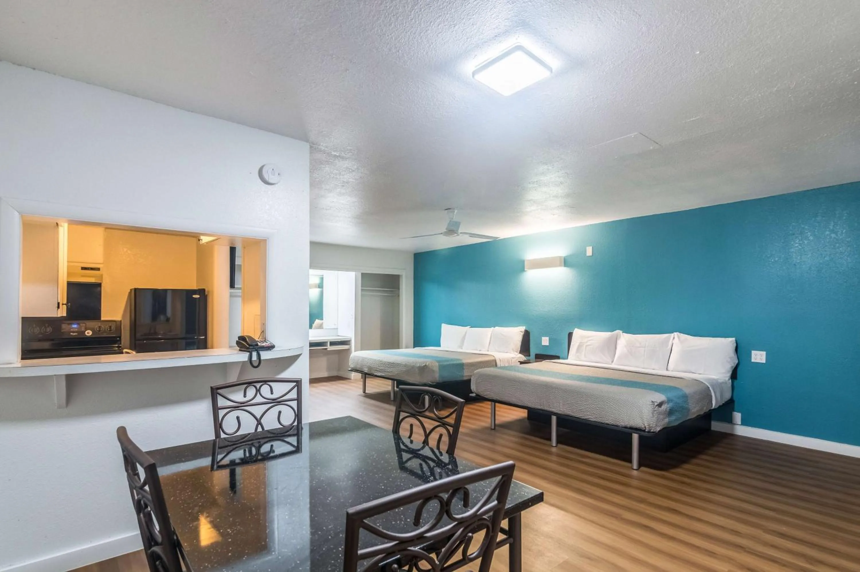 Photo of the whole room, Bed in Trade Wind Motel