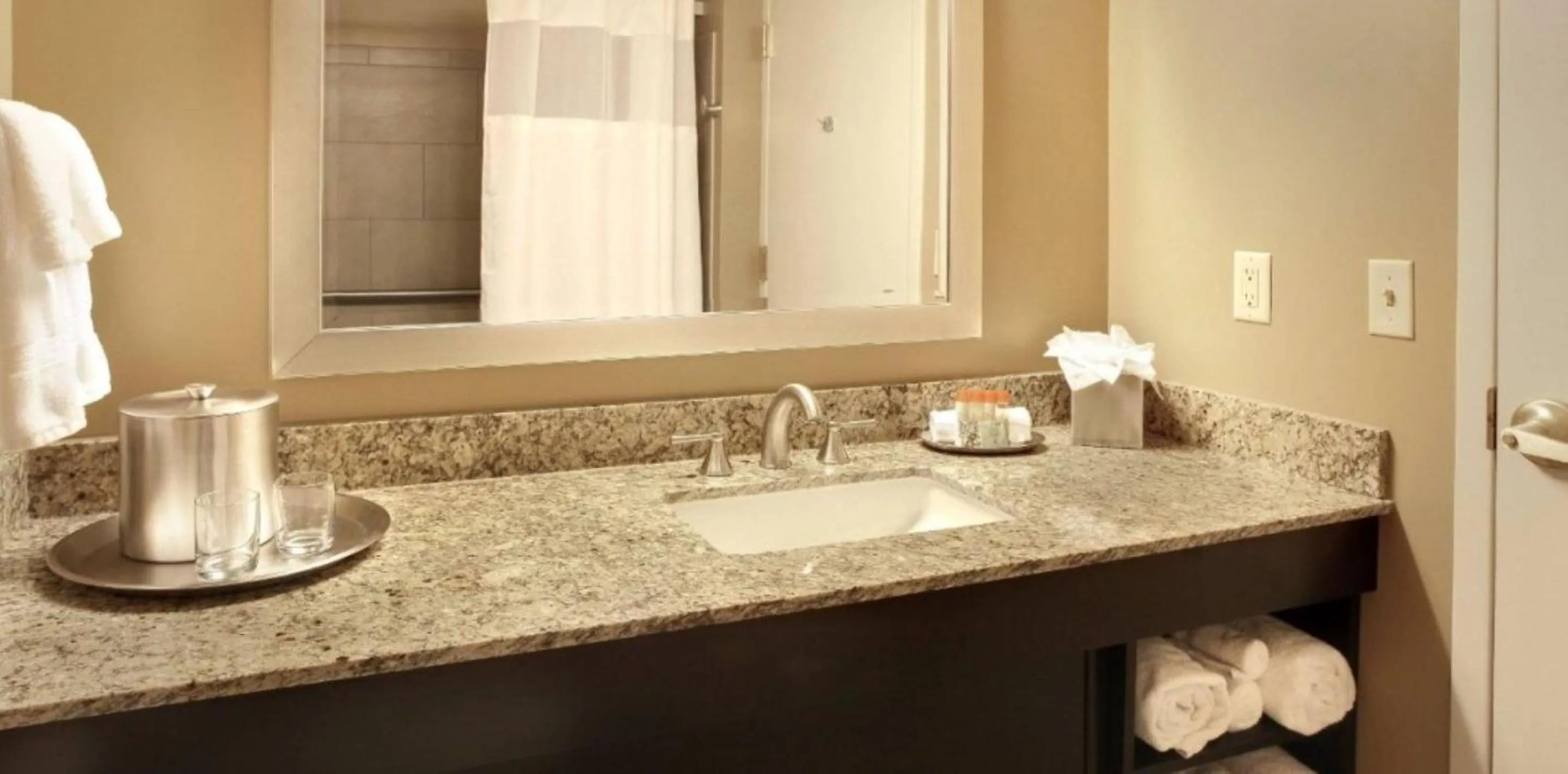 Bathroom in Isle Casino Hotel Bettendorf