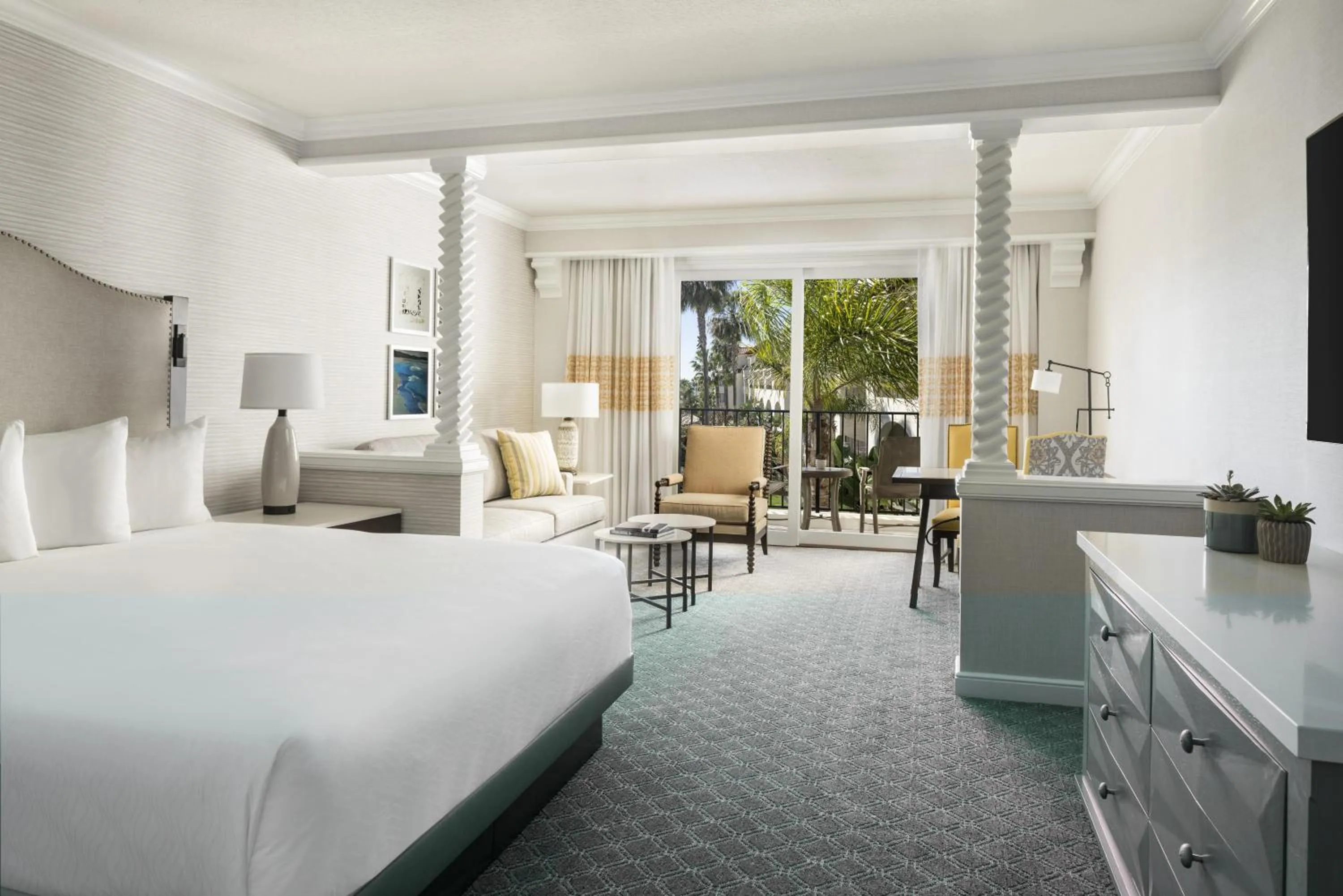 Bedroom, Bed in Hyatt Regency Huntington Beach Resort and Spa