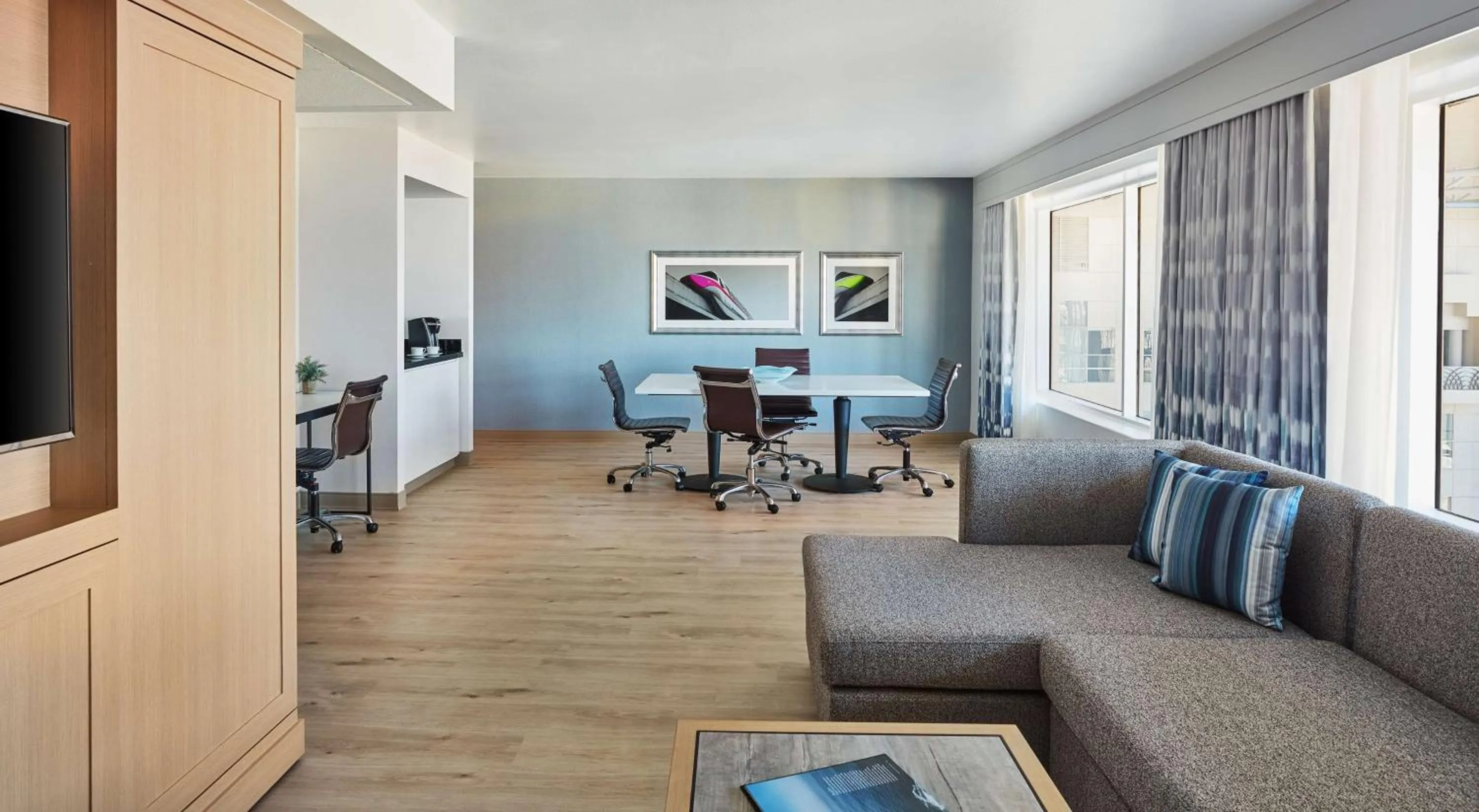 Photo of the whole room in Hyatt Regency Orange County