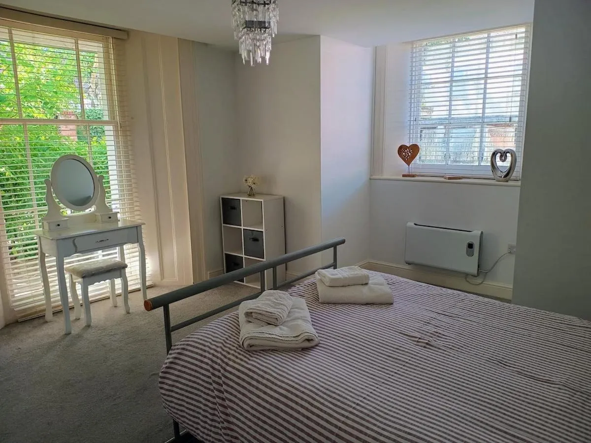 Bed in Luxury 2-Bed Flat Central Ipswich Parking