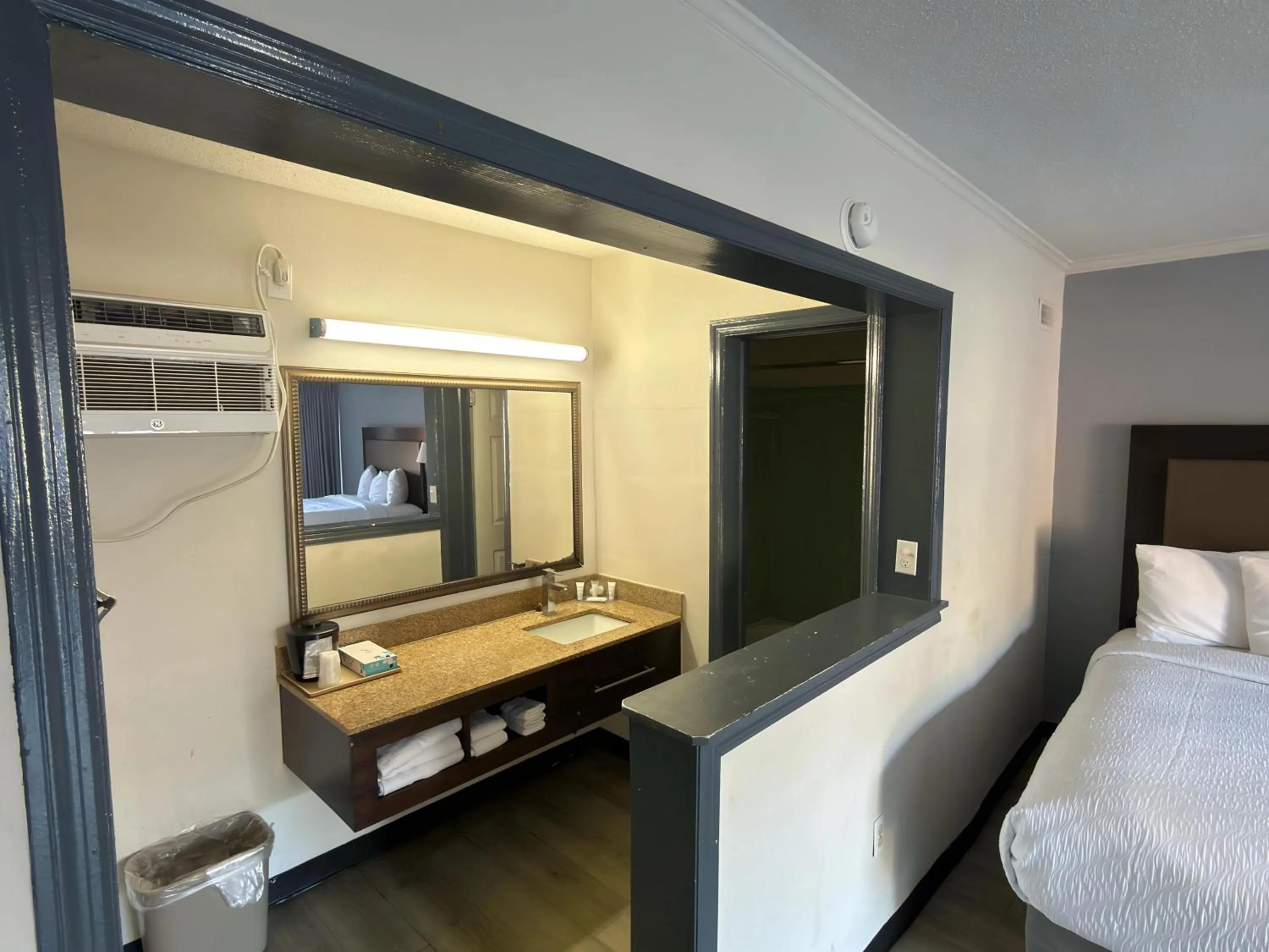 Bed in Budget Inn Conway