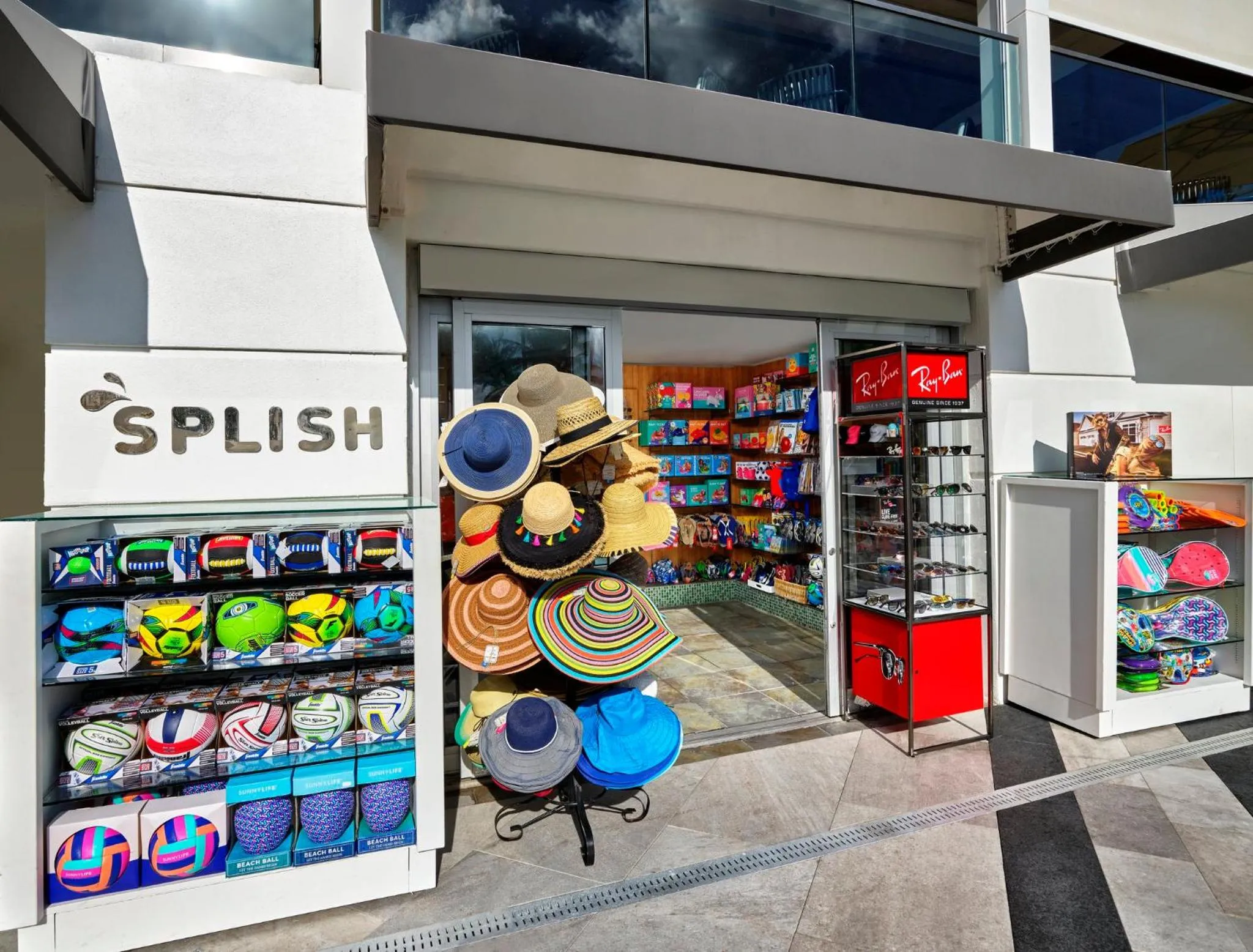 Swimming pool in Loews Miami Beach Hotel