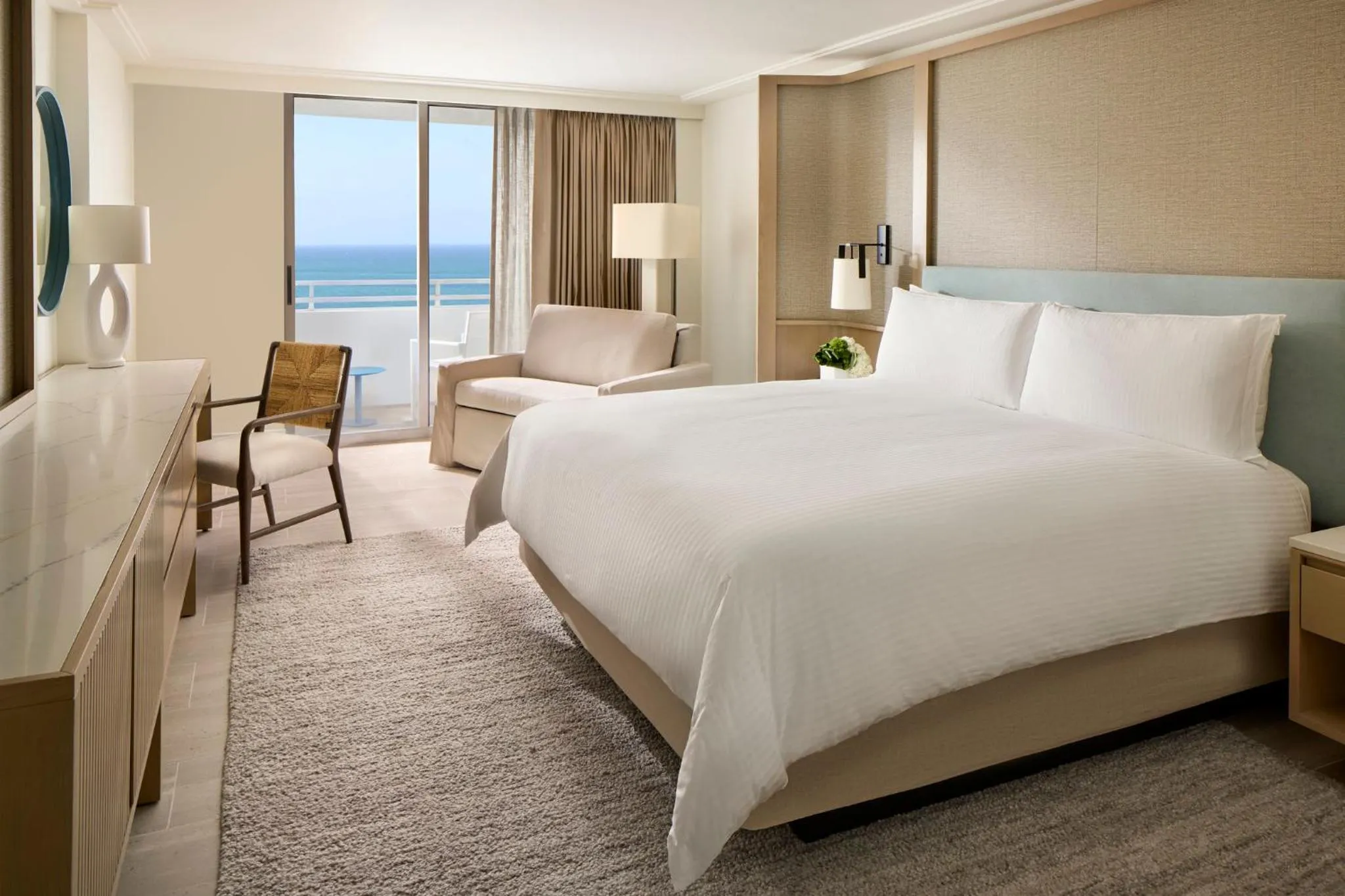 Facade/entrance, Bed in Loews Miami Beach Hotel