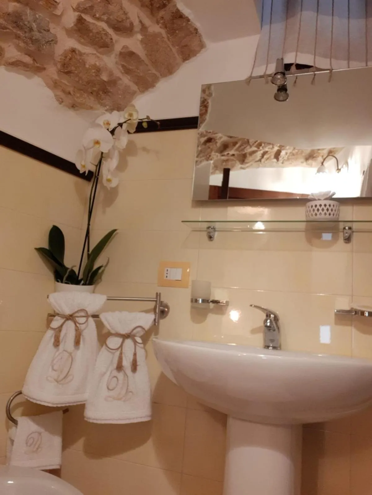 Bathroom in Donna Lucrezia dimora a corte B&B
