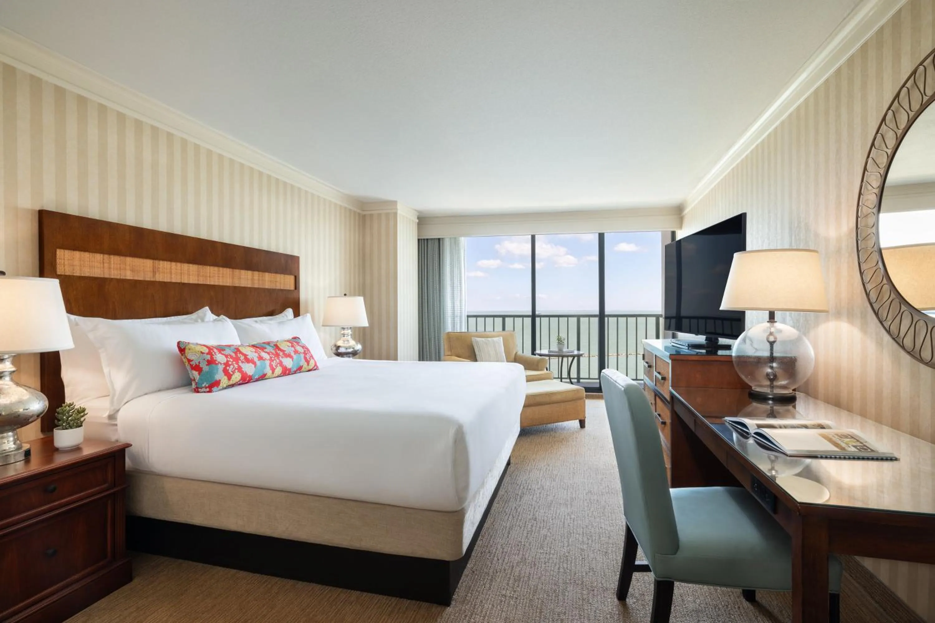 Property building, Bed in Omni Corpus Christi Hotel