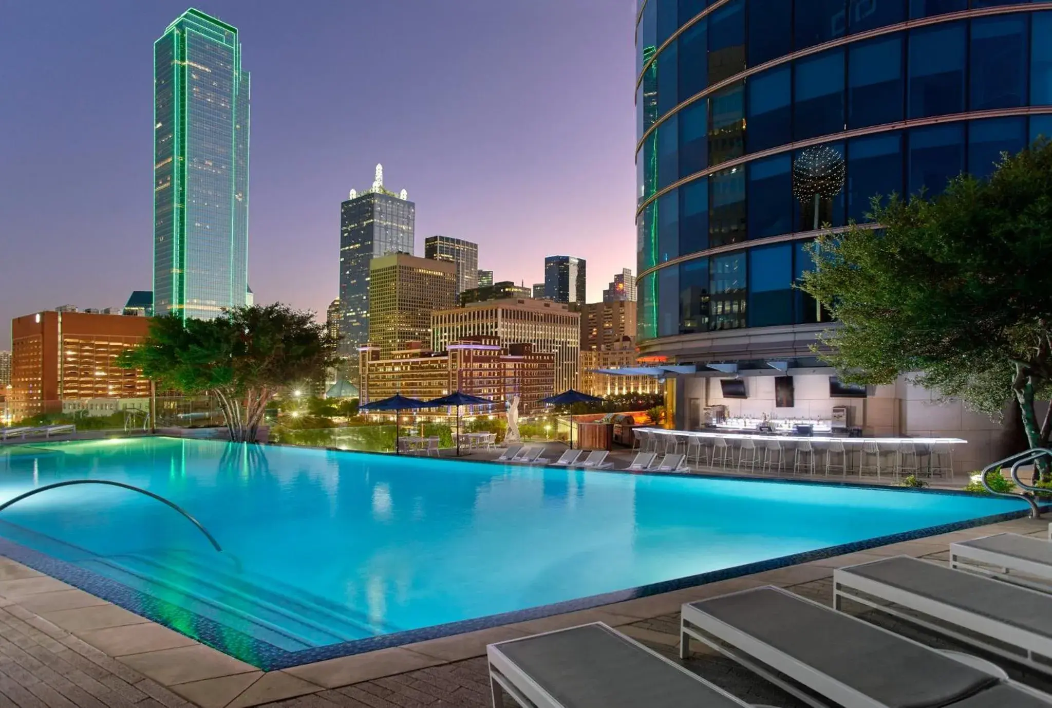Swimming pool in Omni Dallas Hotel Swimming pool in Omni Dallas Hotel
