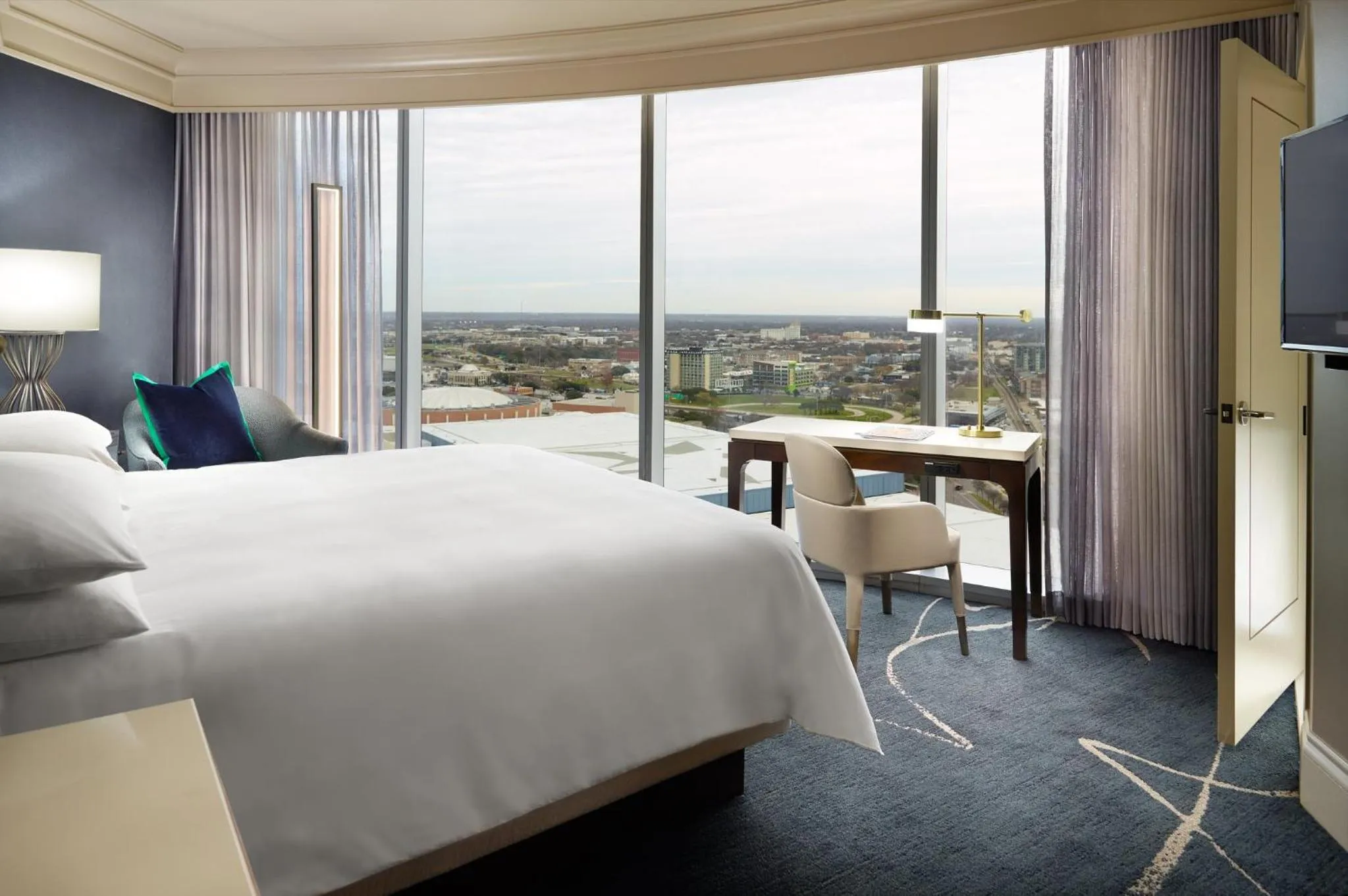 Photo of the whole room, Bed in Omni Dallas Hotel