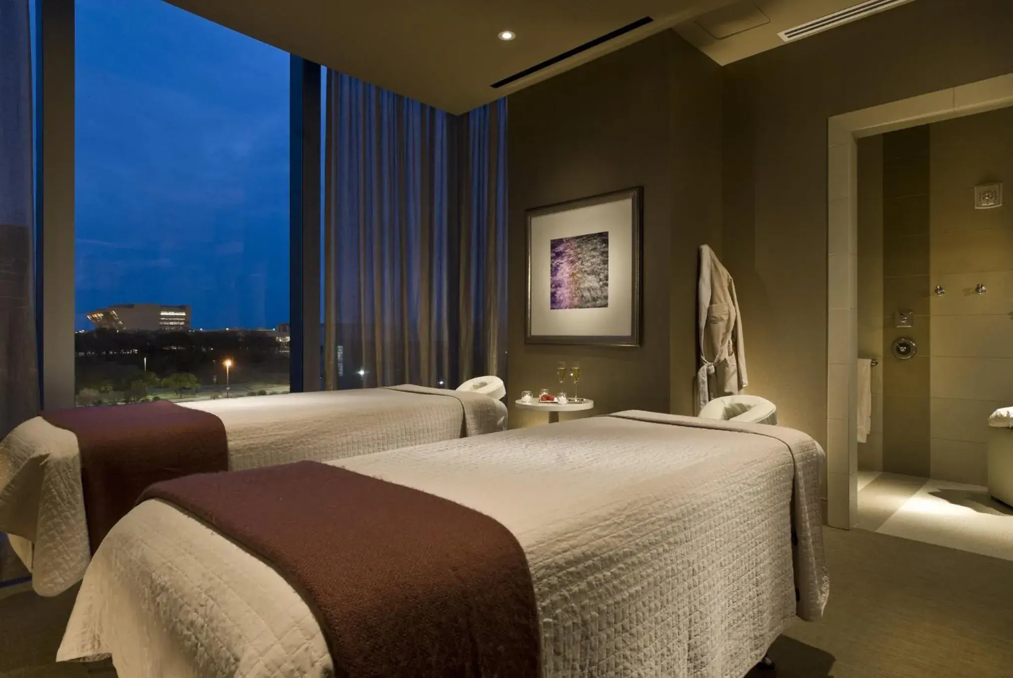 Spa and wellness centre/facilities, Bed in Omni Dallas Hotel Spa and wellness centre/facilities, Bed in Omni Dallas Hotel