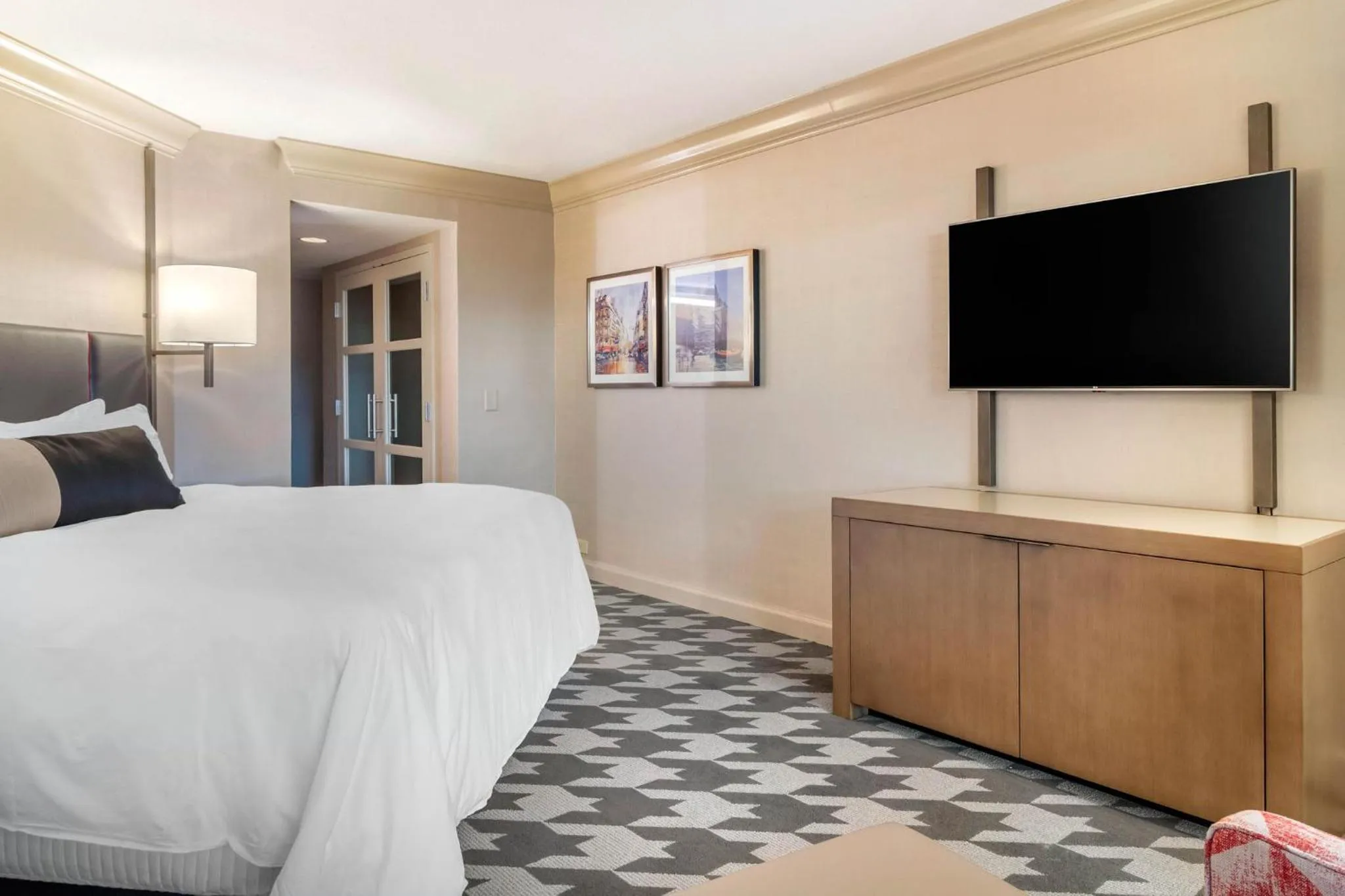 Property building, Bed in Omni Atlanta Hotel at Centennial Park