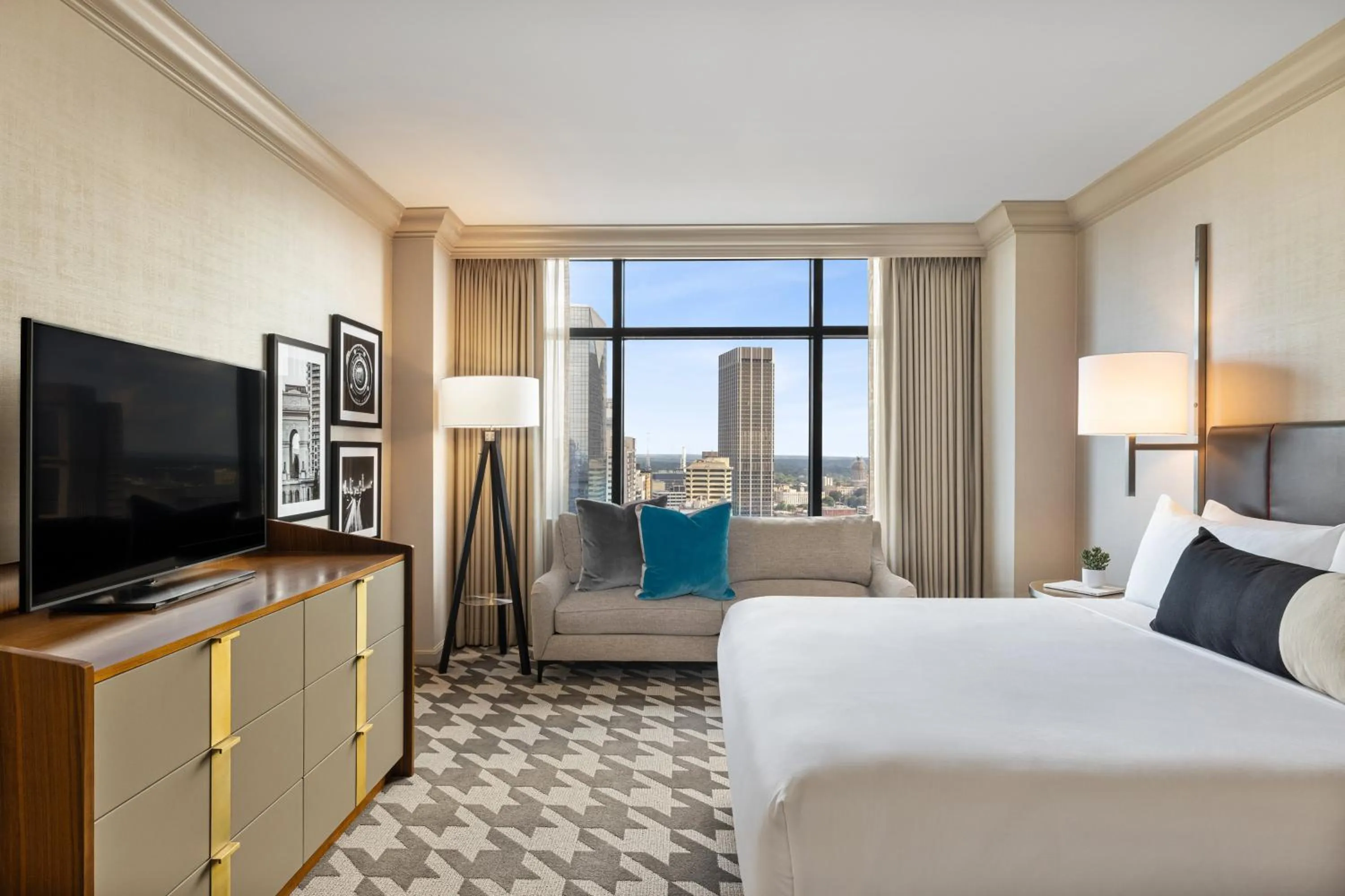 Bedroom, Bed in Omni Atlanta Hotel at Centennial Park