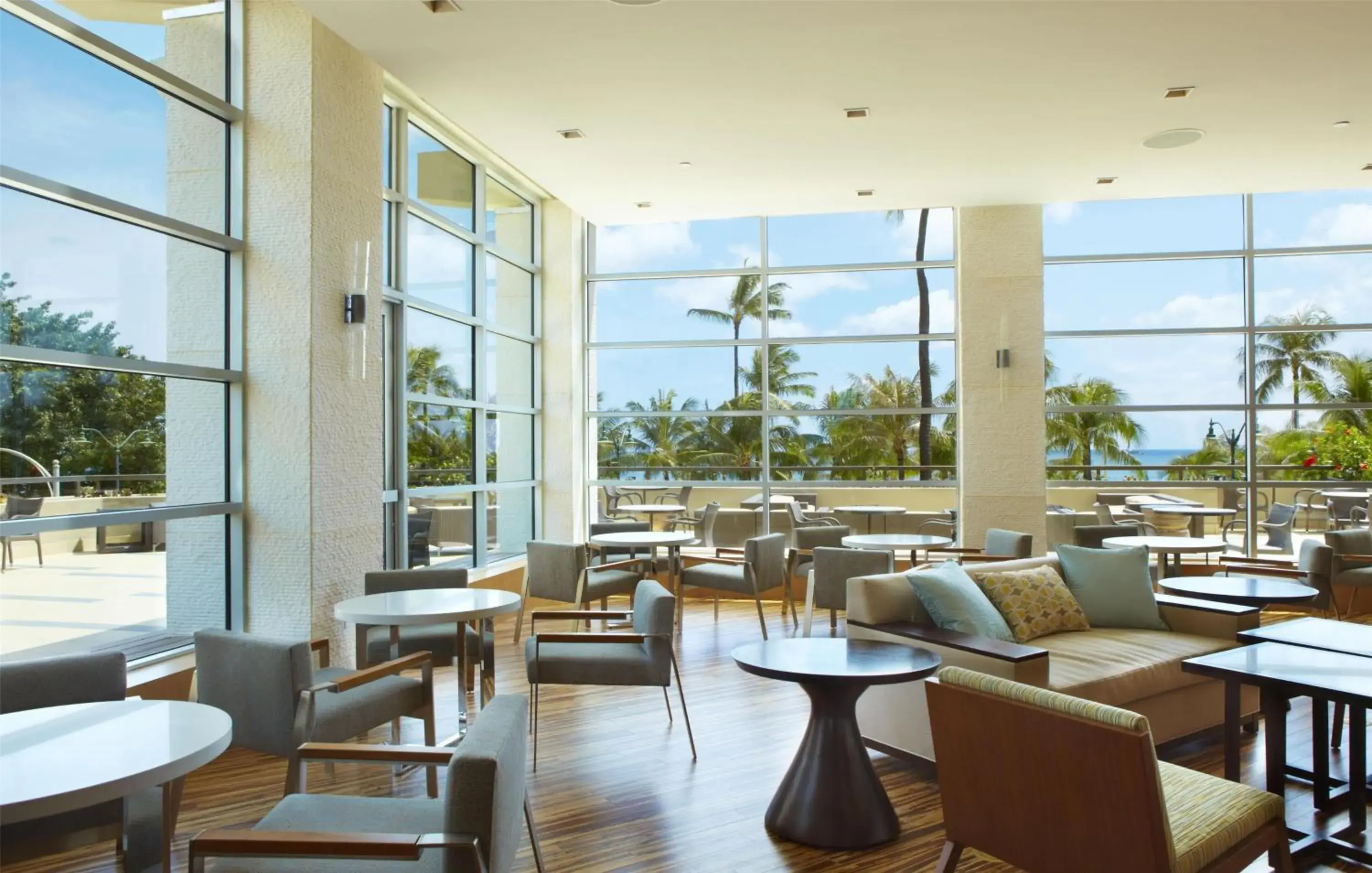 Lounge or bar in Hyatt Regency Waikiki Beach Resort & Spa Lounge or bar in Hyatt Regency Waikiki Beach Resort & Spa
