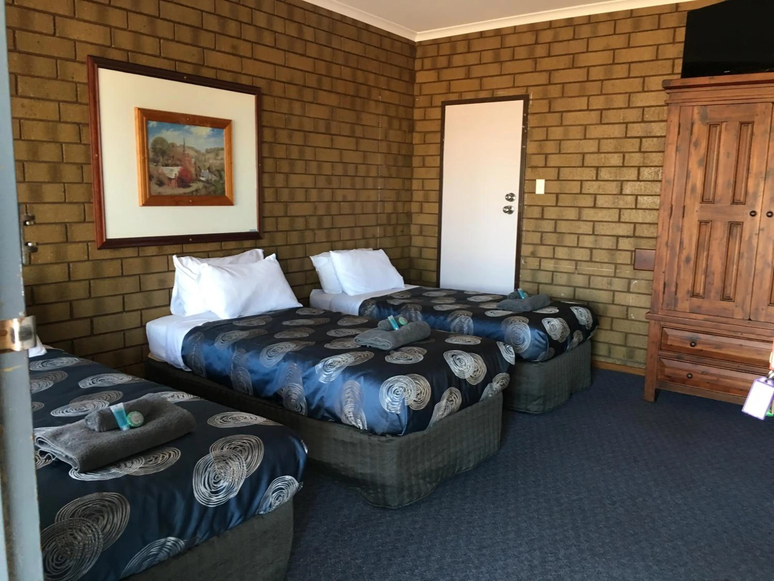 Bed in Airport Whyalla Motel