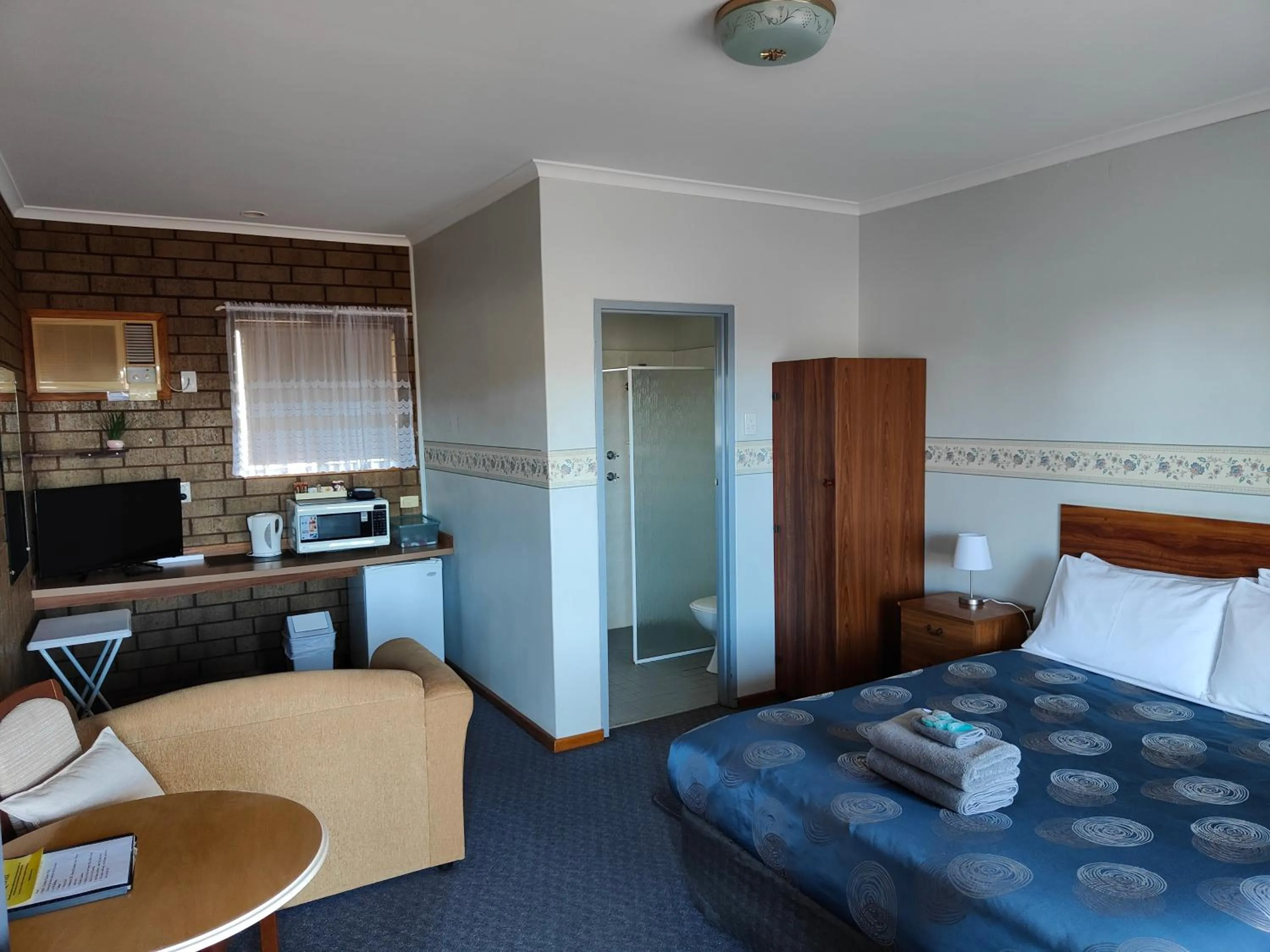 Photo of the whole room, Bed in Airport Whyalla Motel