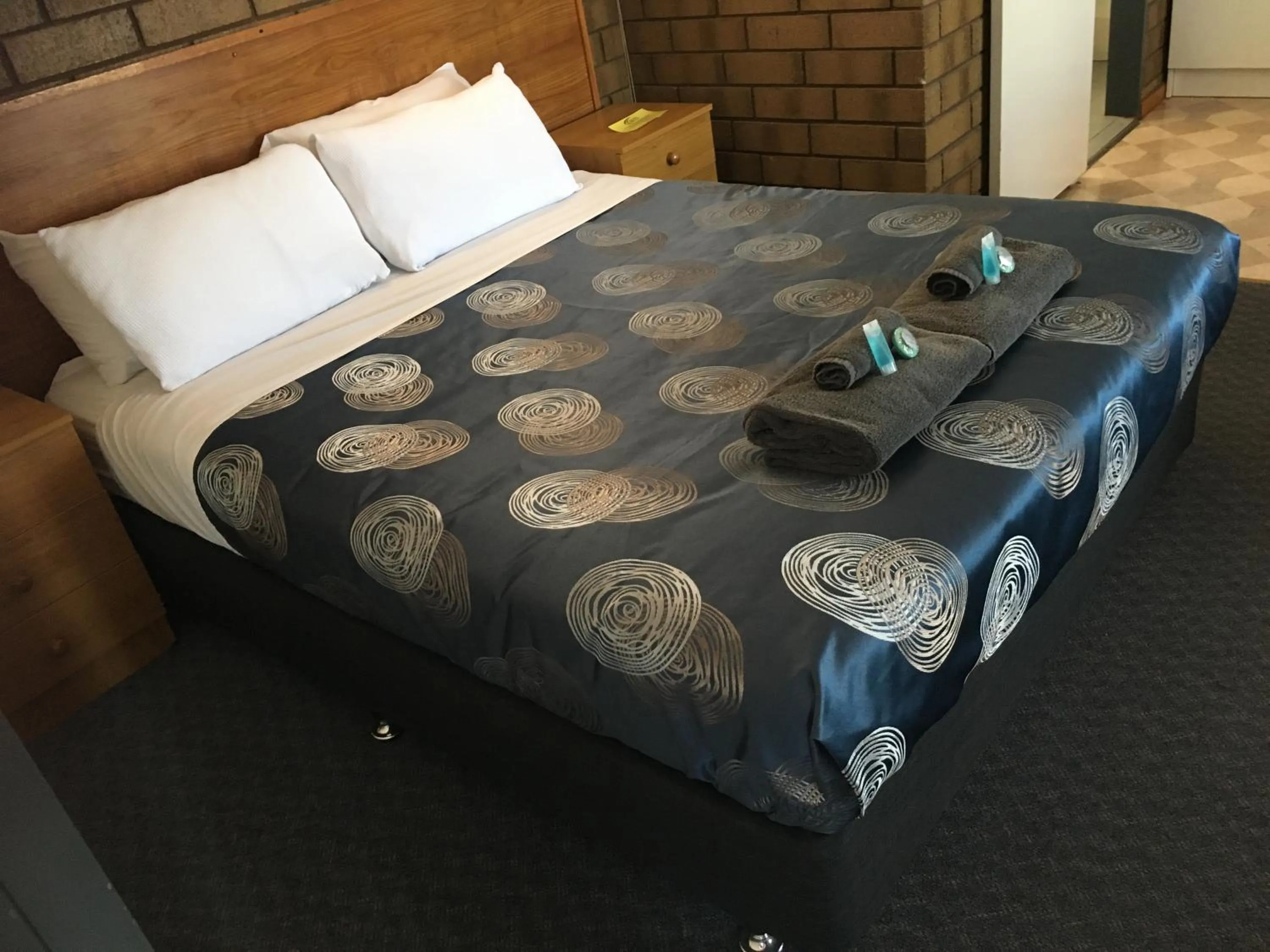 Bed in Airport Whyalla Motel