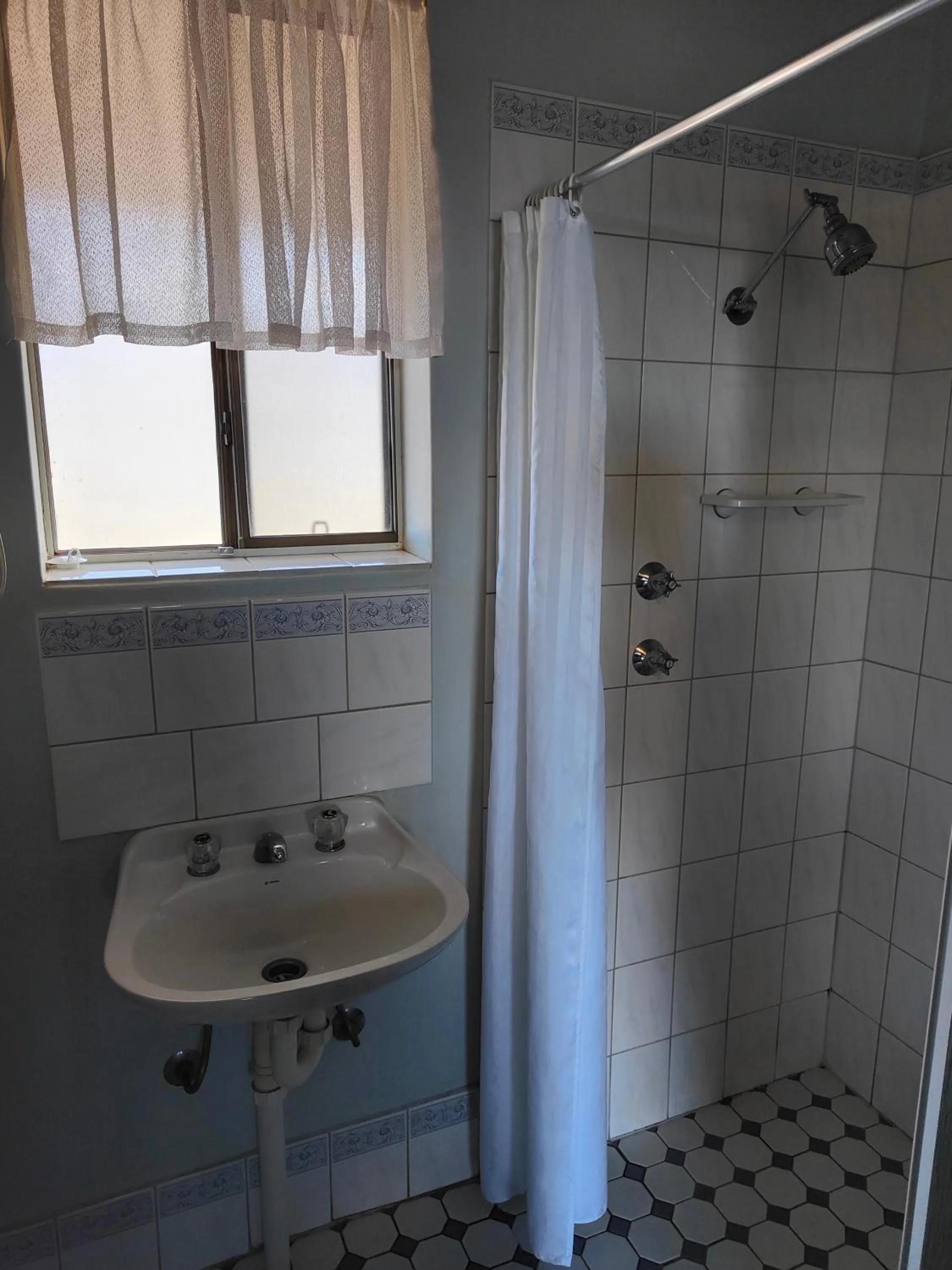 Bathroom in Airport Whyalla Motel