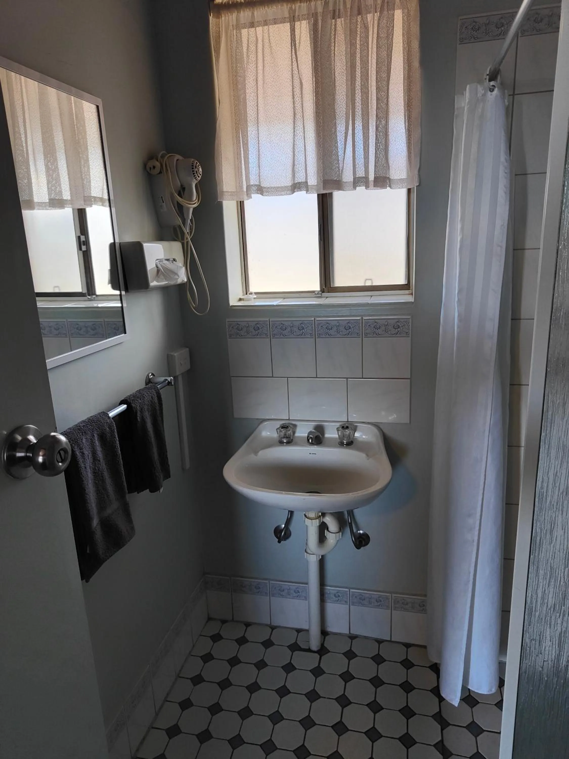 Bathroom in Airport Whyalla Motel