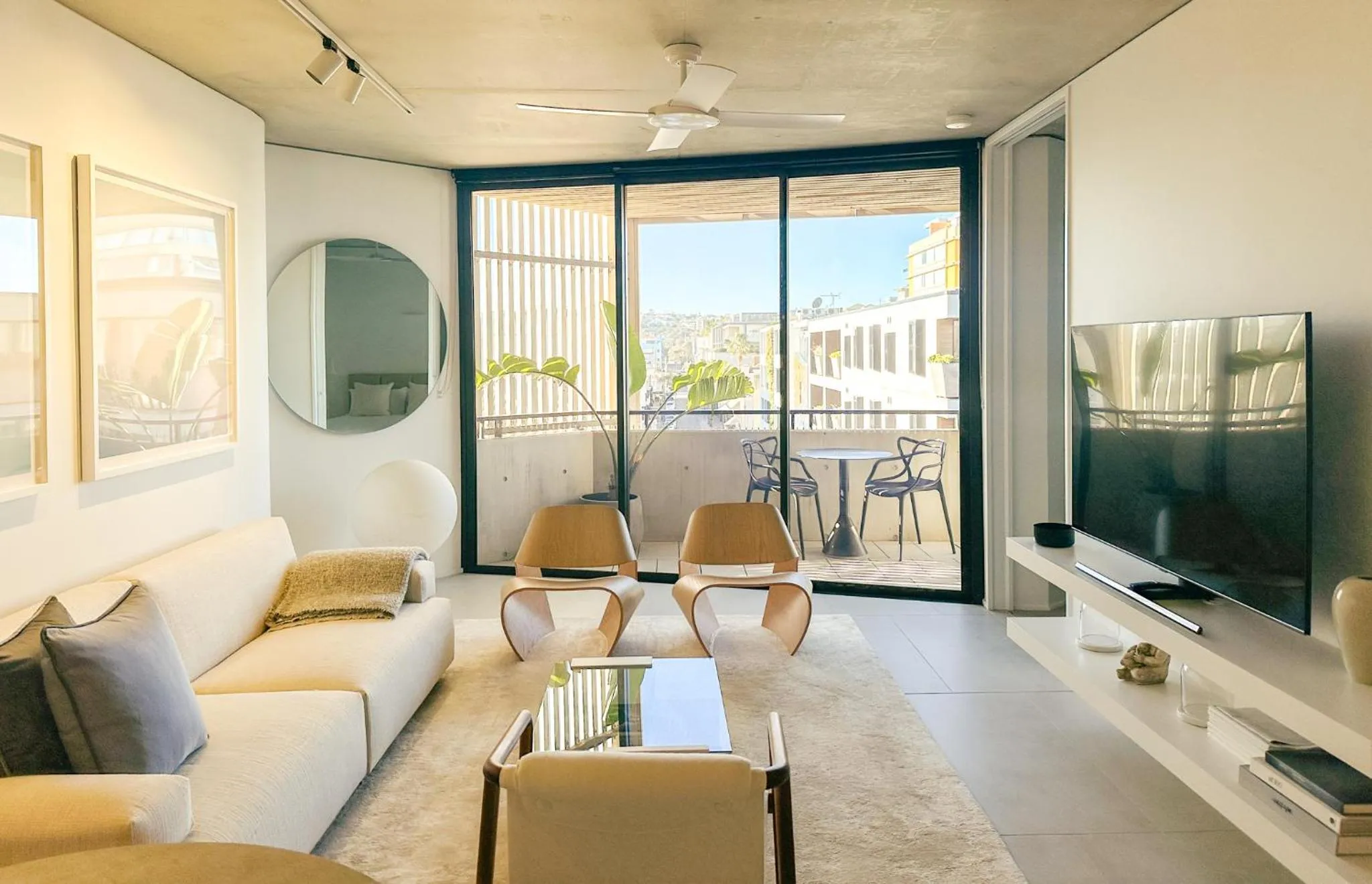 Communal lounge/ TV room in Hotel Ravesis