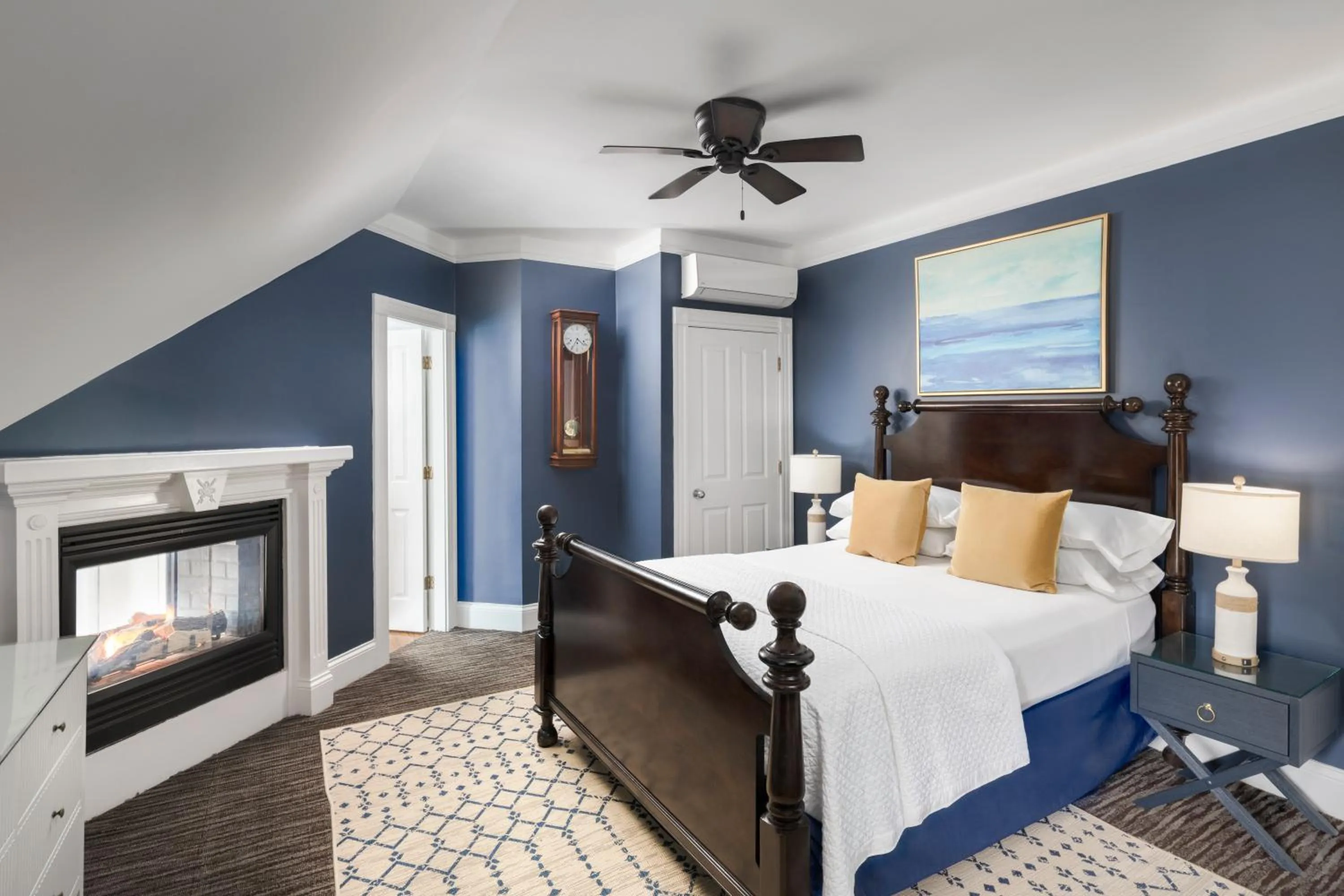 Photo of the whole room, Bed in Crowne Pointe Historic Inn Adults Only