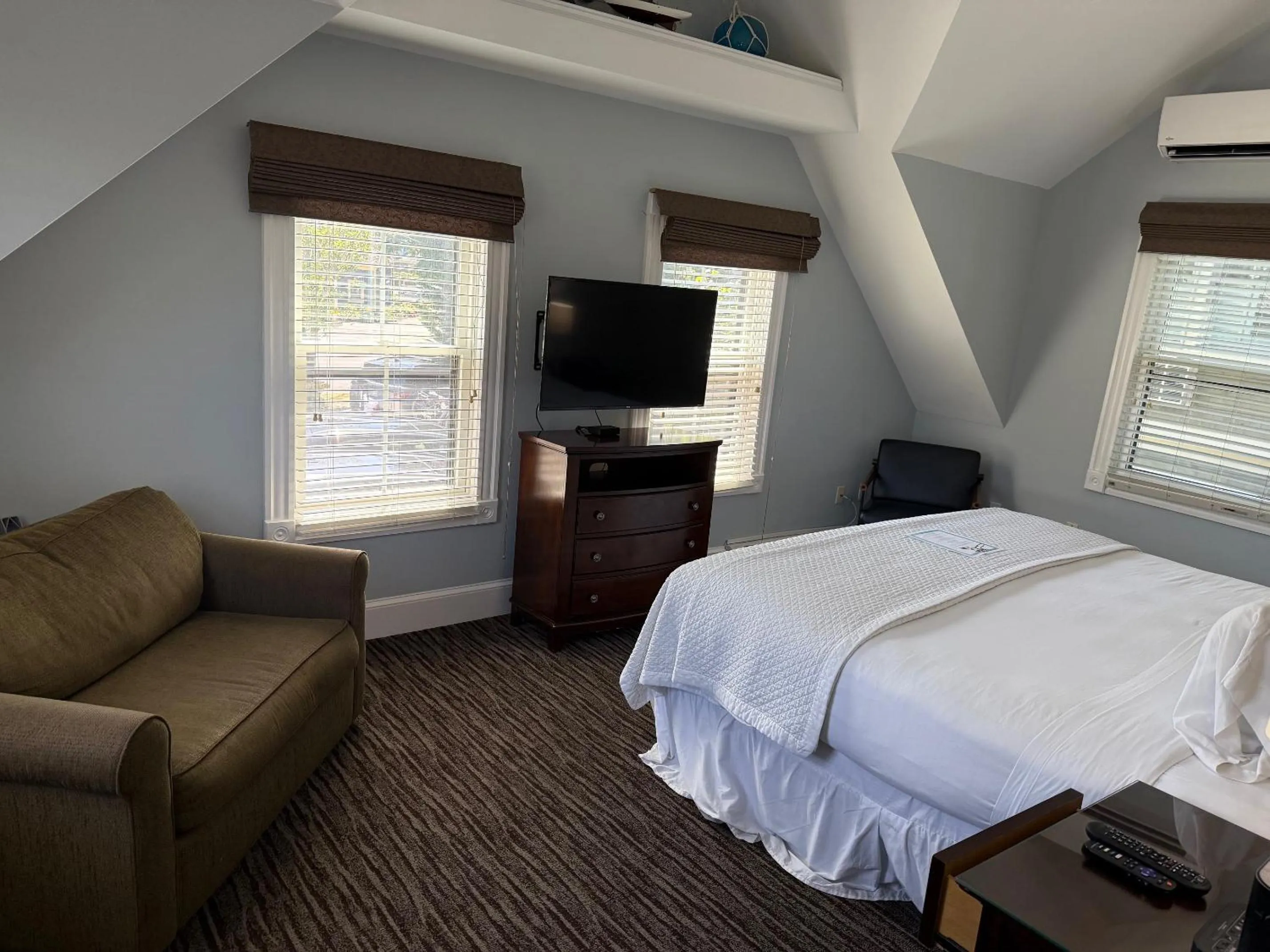 Photo of the whole room, Bed in Crowne Pointe Historic Inn Adults Only