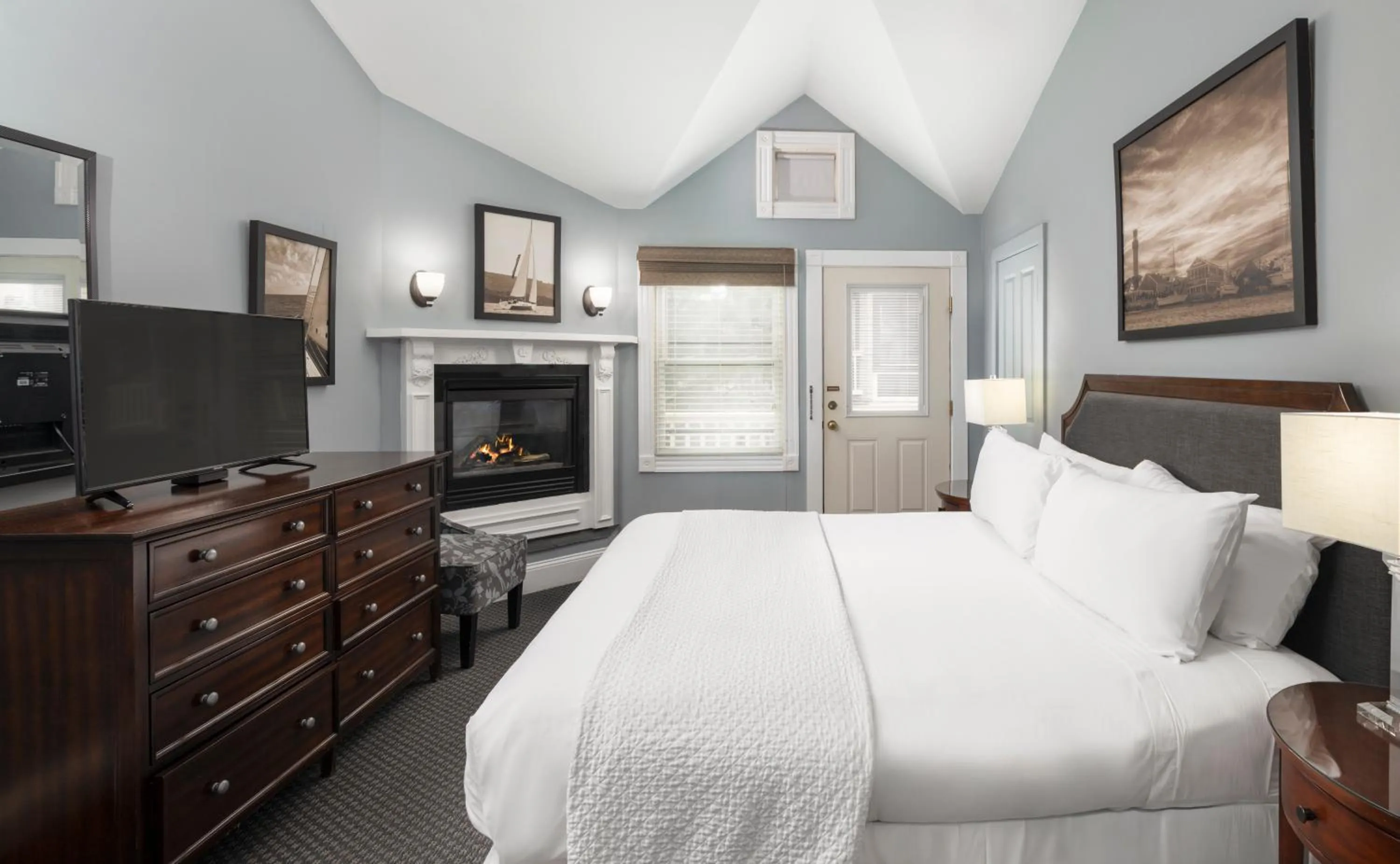 Photo of the whole room, Bed in Crowne Pointe Historic Inn Adults Only