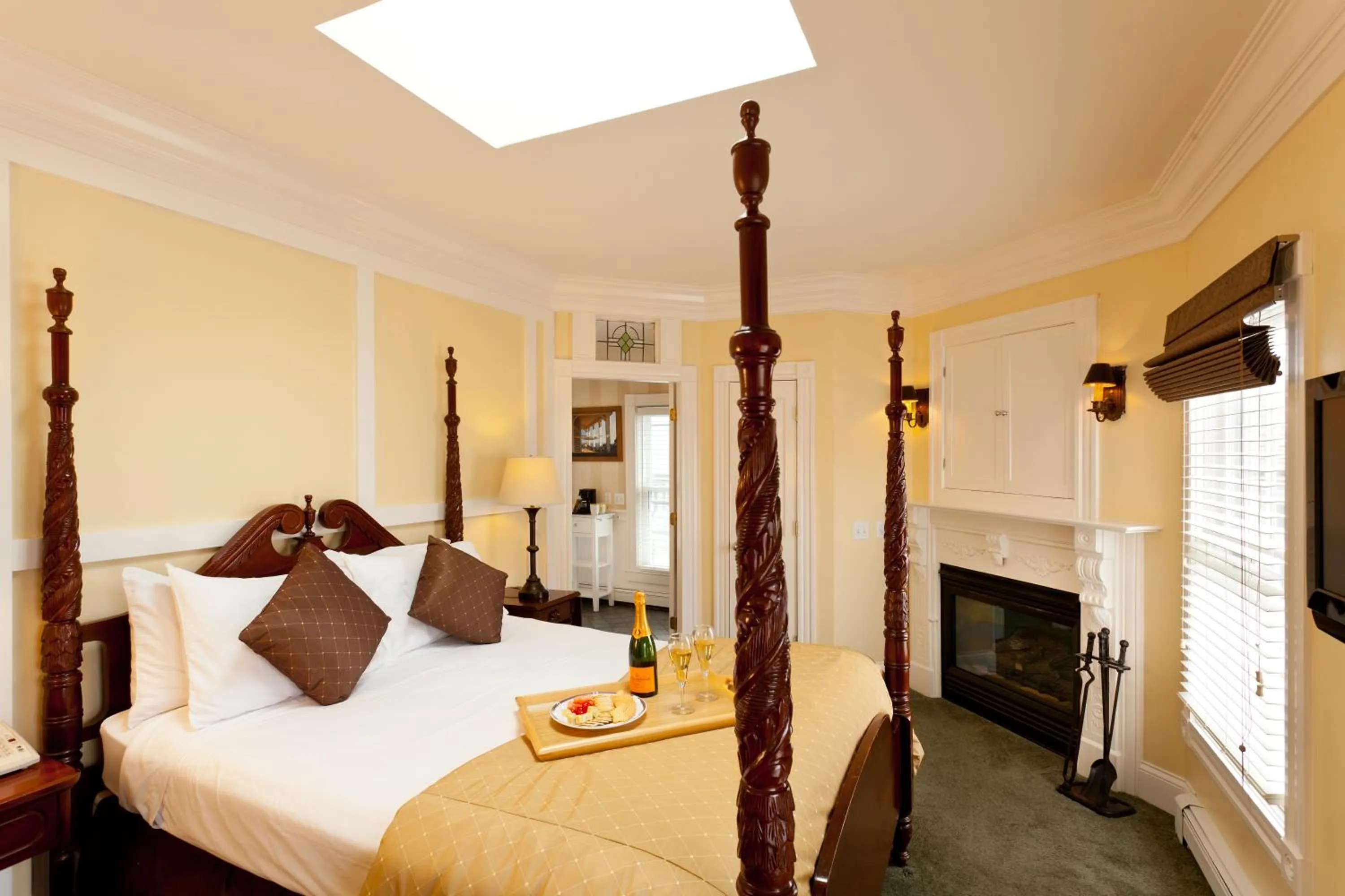 Photo of the whole room, Bed in Crowne Pointe Historic Inn Adults Only