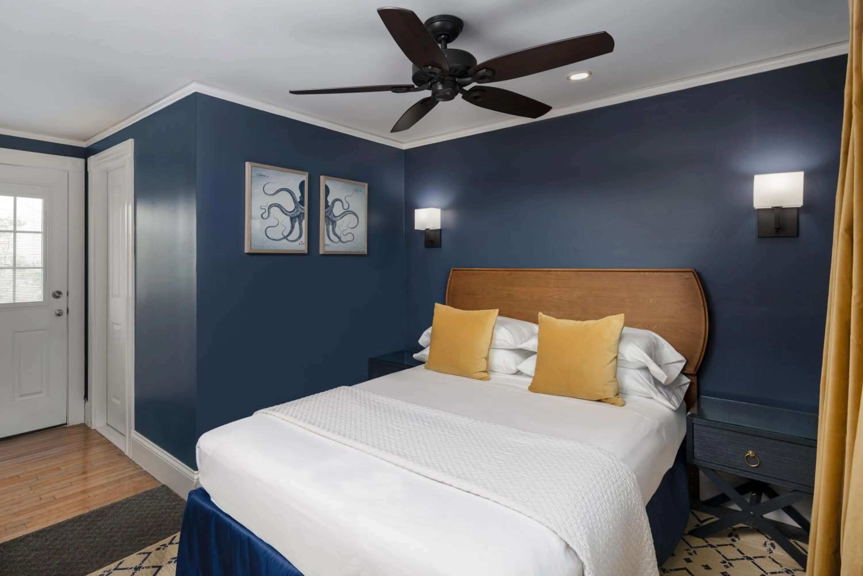 Photo of the whole room, Bed in Crowne Pointe Historic Inn Adults Only