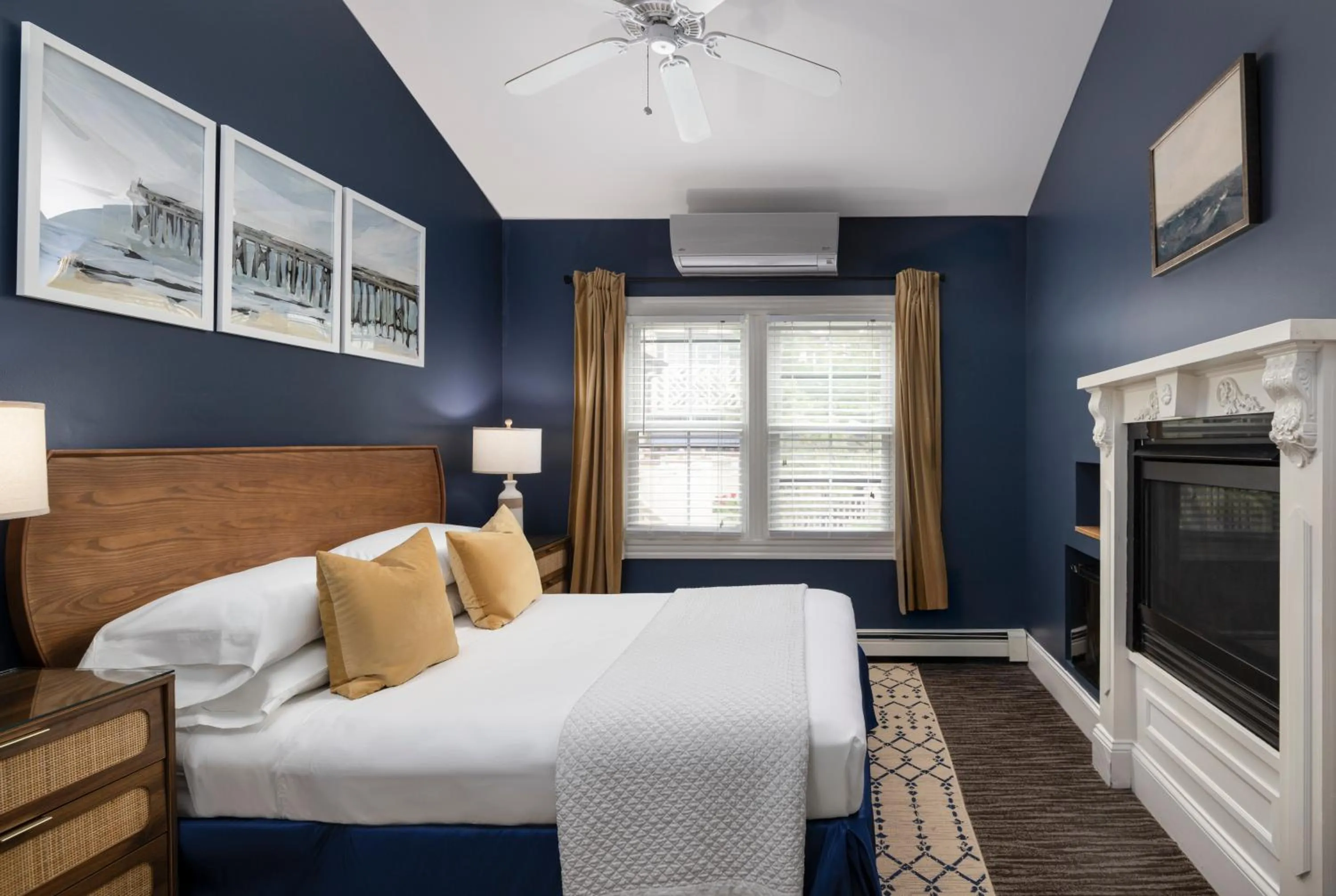 Photo of the whole room, Bed in Crowne Pointe Historic Inn Adults Only