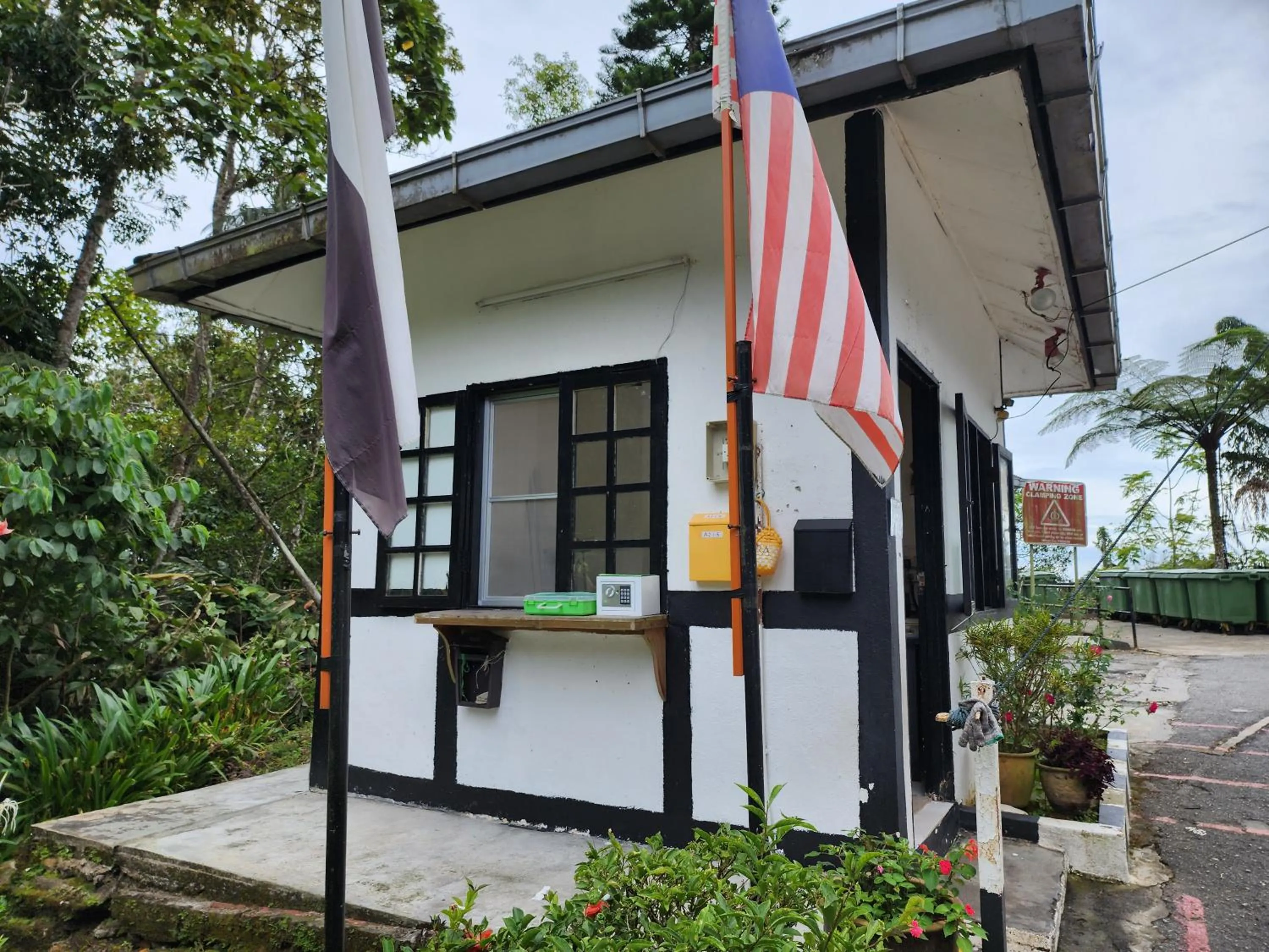 Facade/entrance in Little England B8