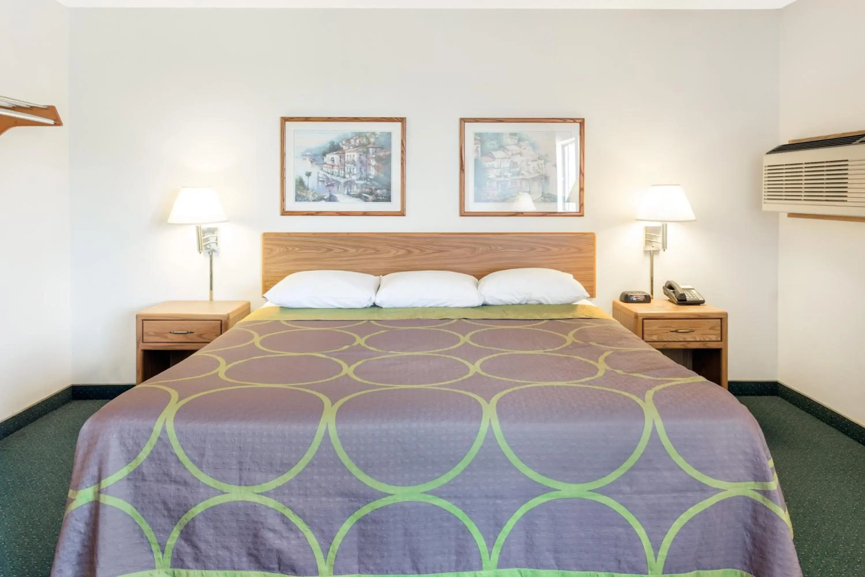 Bed in Budget inn & Suites Bed in Budget inn & Suites