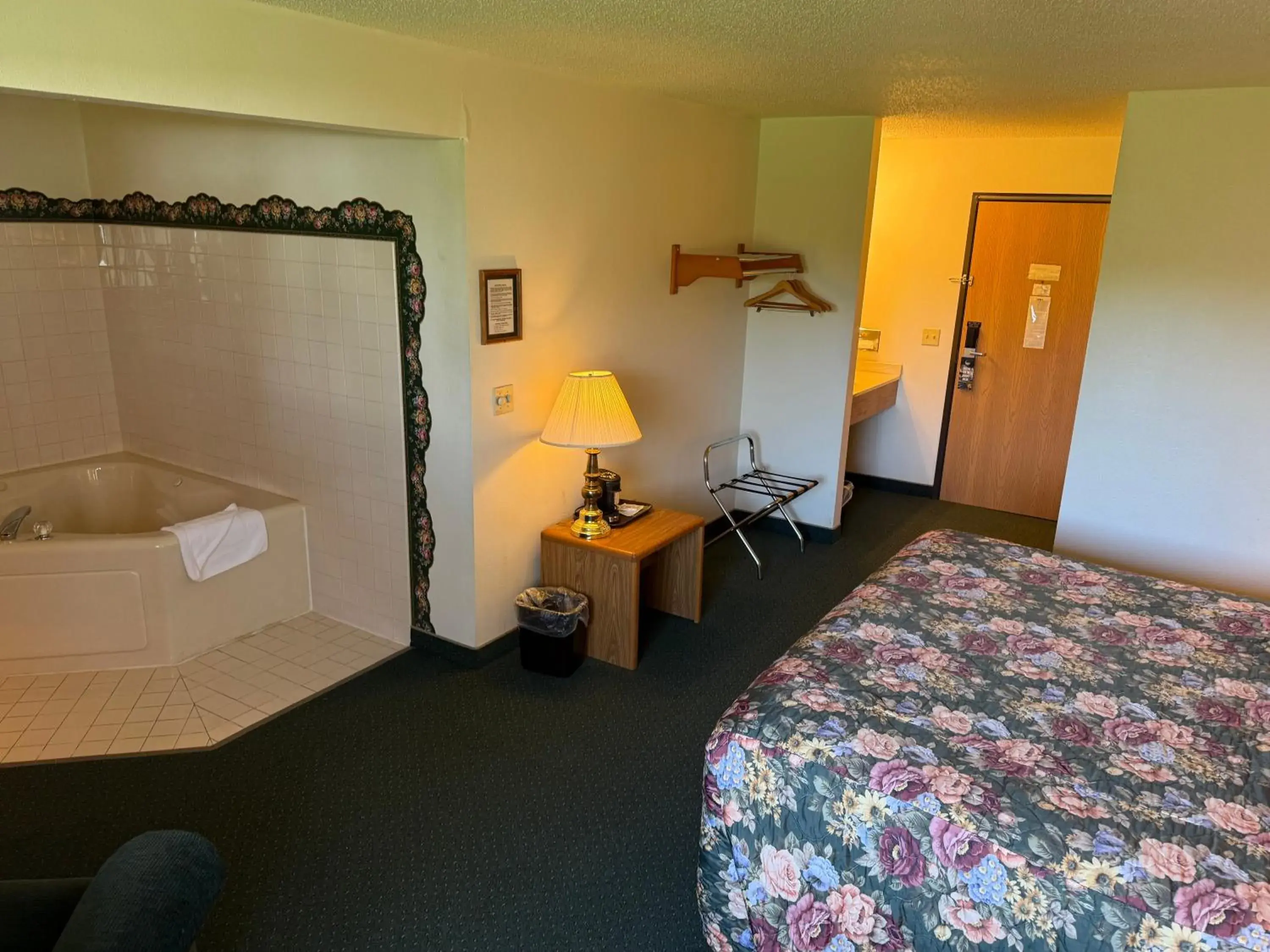 Hot Tub, Bed in Budget inn & Suites Hot Tub, Bed in Budget inn & Suites