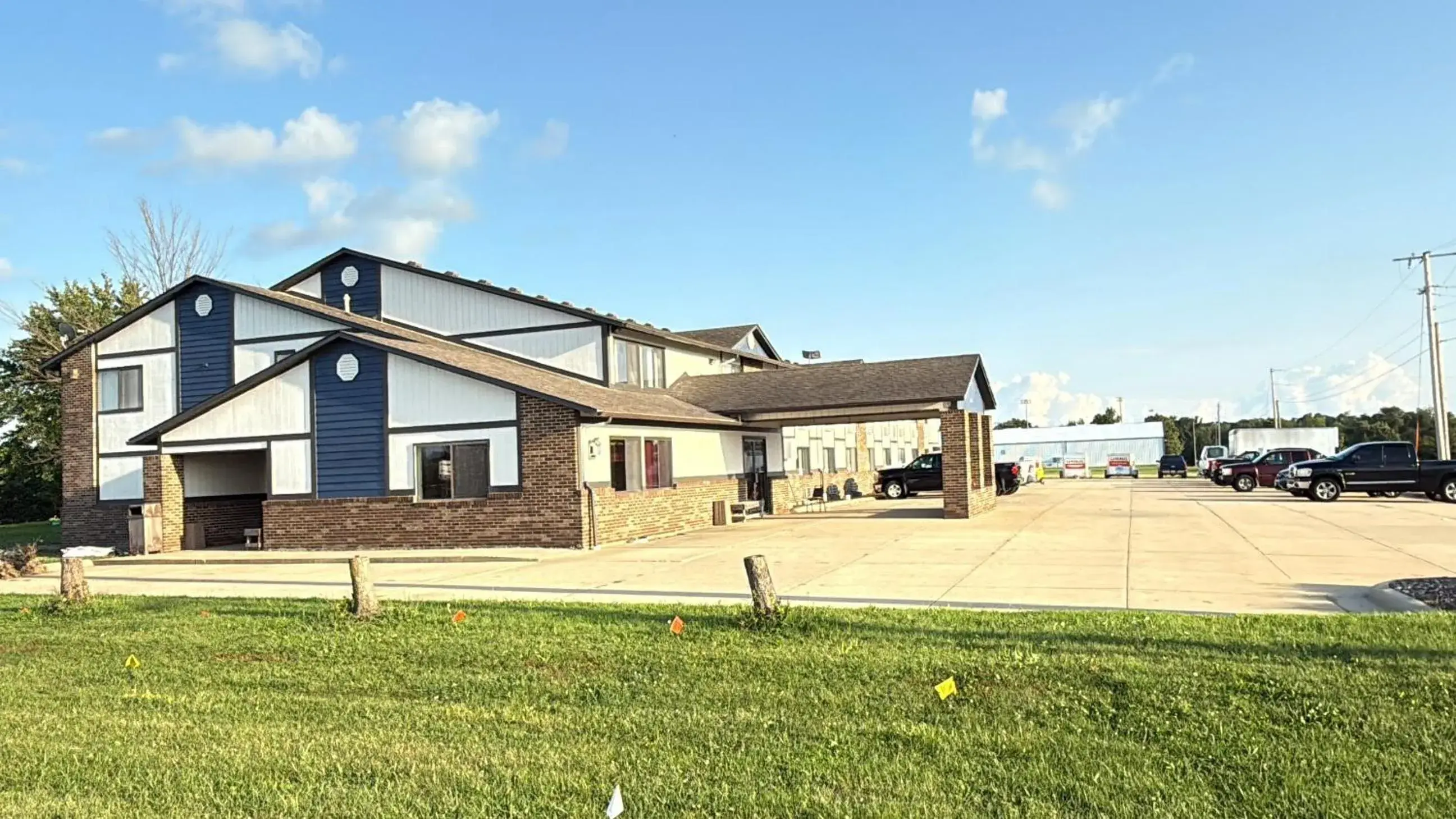 Property building in Budget inn & Suites Property building in Budget inn & Suites