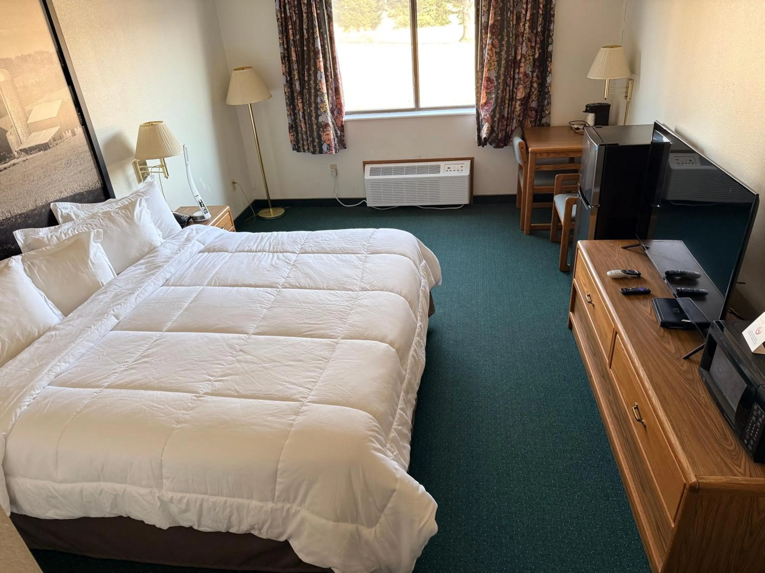 Bed in Budget inn & Suites