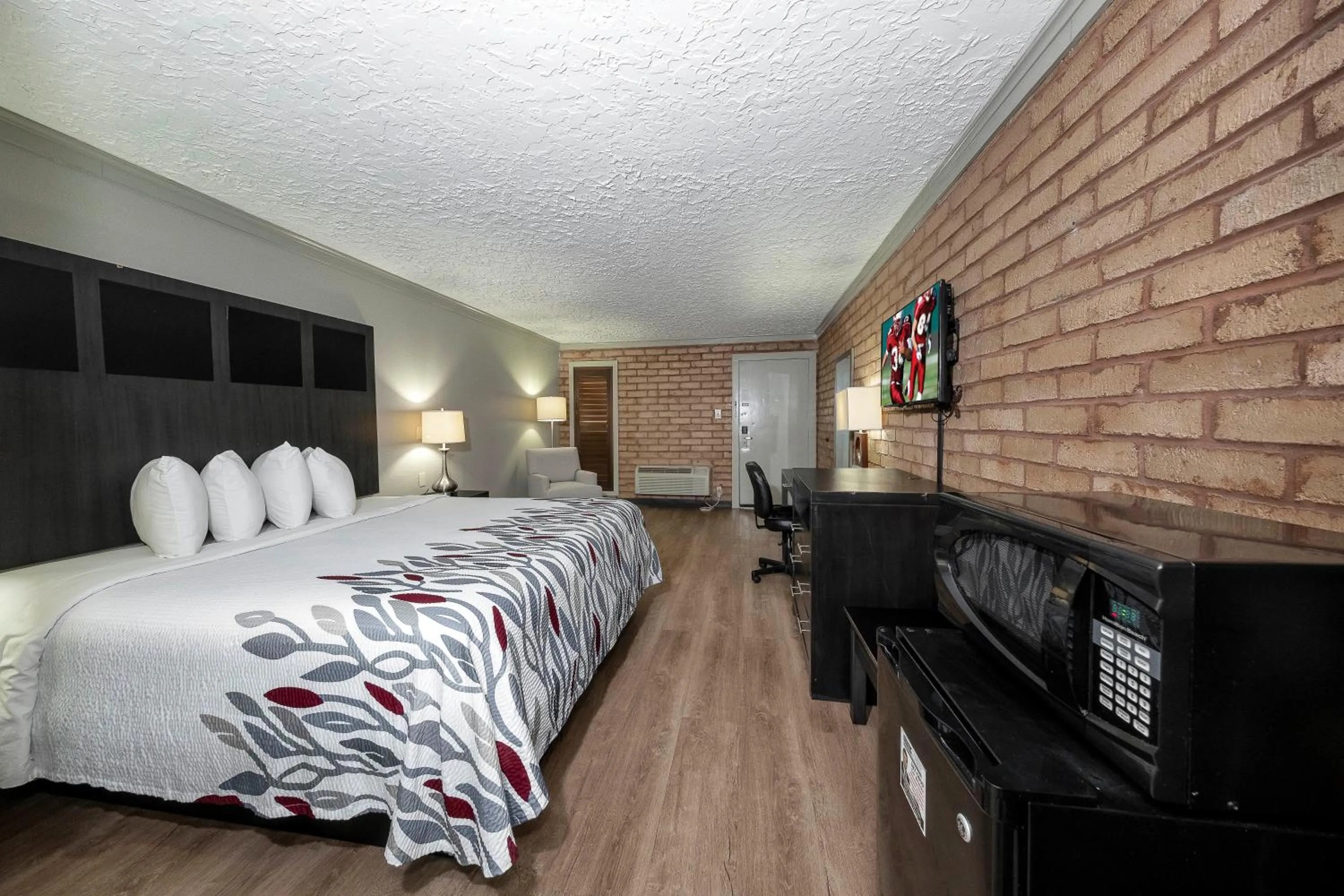 Photo of the whole room, Bed in Red Roof Inn Monroe