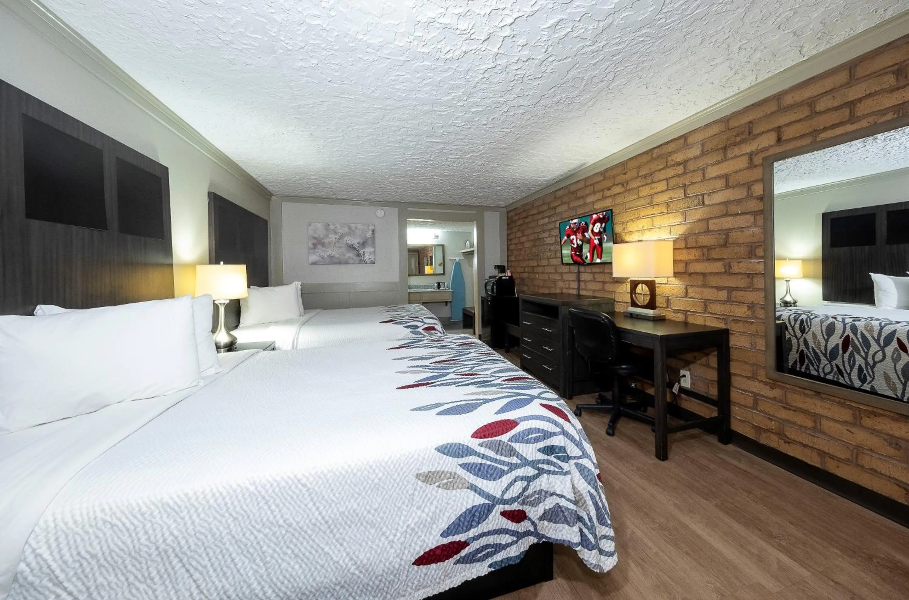 Photo of the whole room, Bed in Red Roof Inn Monroe