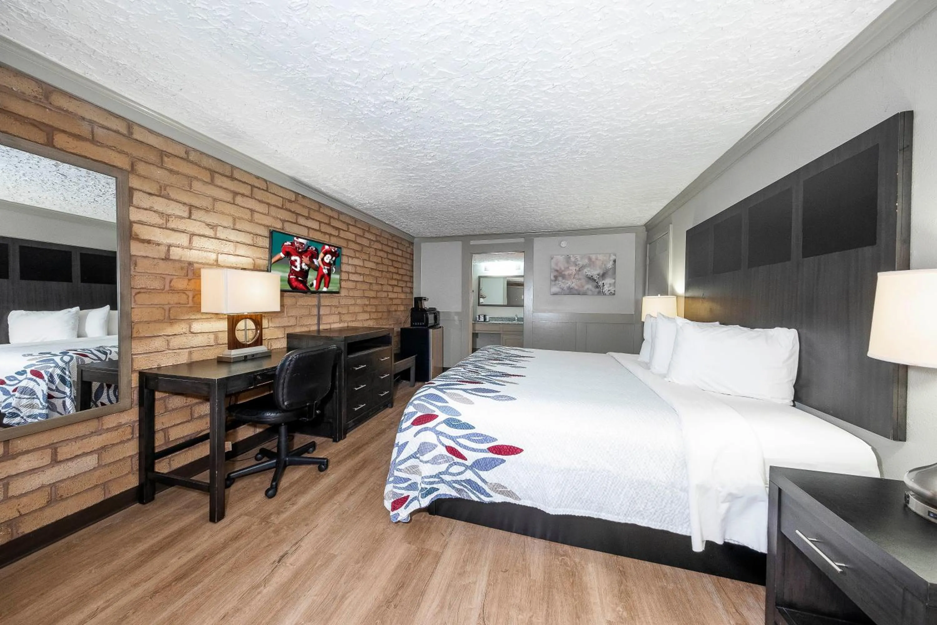 Photo of the whole room, Bed in Red Roof Inn Monroe