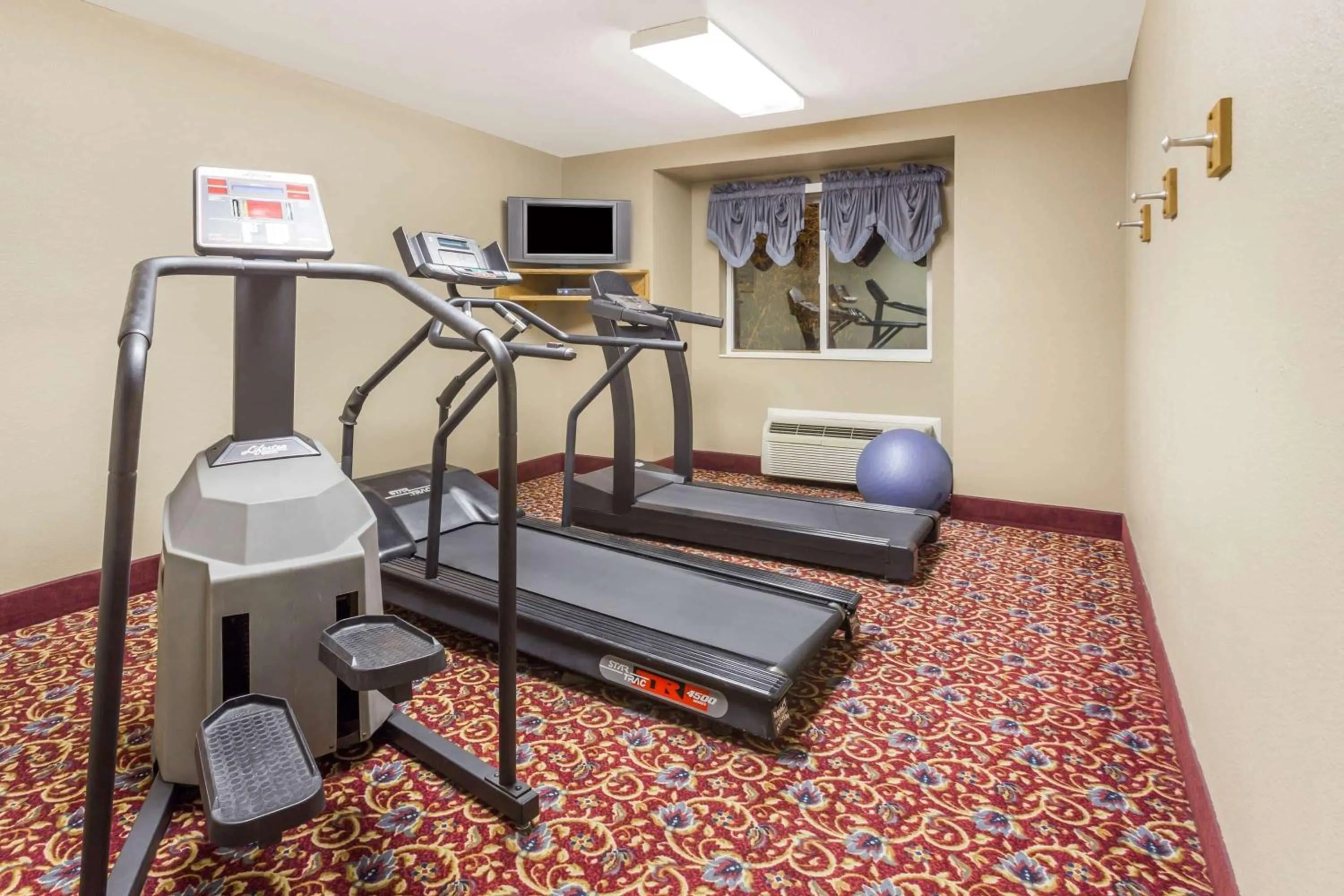 Fitness centre/facilities in Boarders Inn & Suites by Cobblestone Hotels - Brush